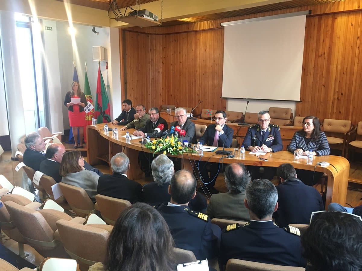Ministro da Administração Interna, Eduardo Cabrita, e Secretário de Estado dos Assuntos Fiscais, António Mendonça Mendes, na assinatura dos protocolos entre AT, GNR e municípios, Coimbra, 6 abril 2018