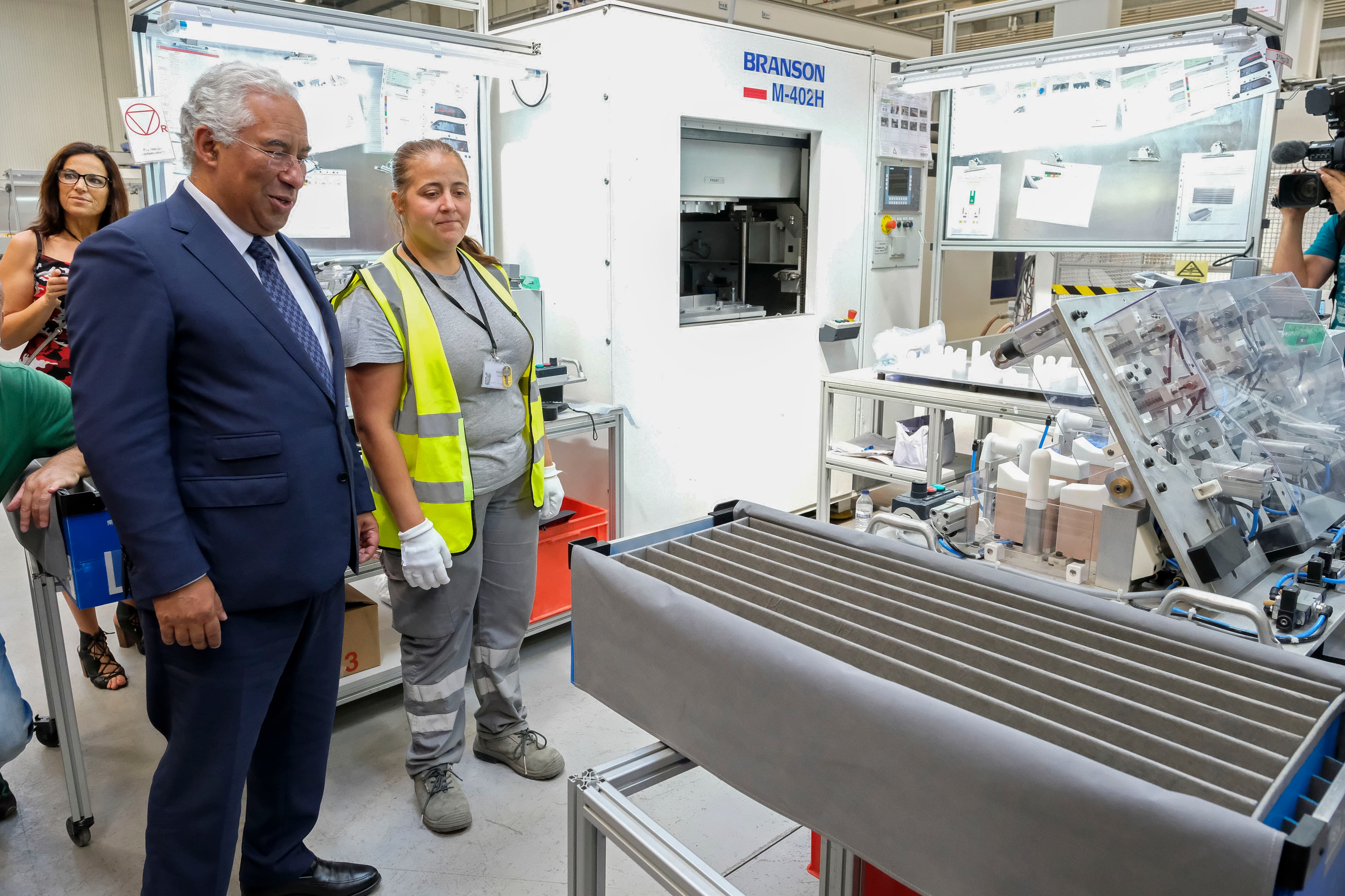 Primeiro-Ministro António Costa conversa com operária durante a inauguração da expansão da fábrica de componentes automóveis Eurostyle Systems, Viana do Castelo, 20 julho 2018 (foto: Arménio Belo /Lusa)