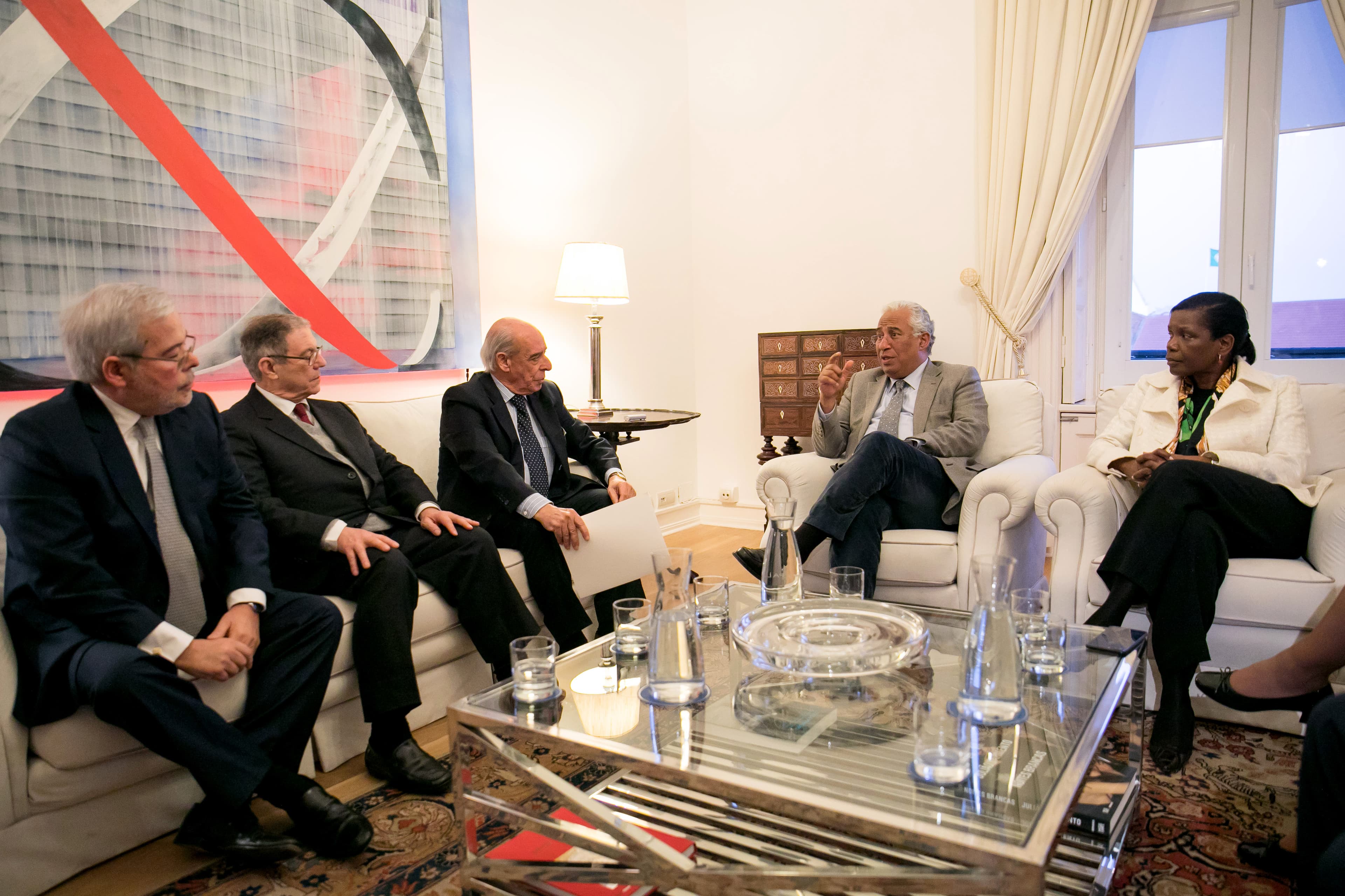 Primeiro-Ministro António Costa e Ministra da Justiça, Francisca Van Dunem, com os membros da comissão que fixou as indemnizações aos feridos dos incêndios, Lisboa, 21 fevereiro 2018 (Foto: Paulo Vaz Henriques)