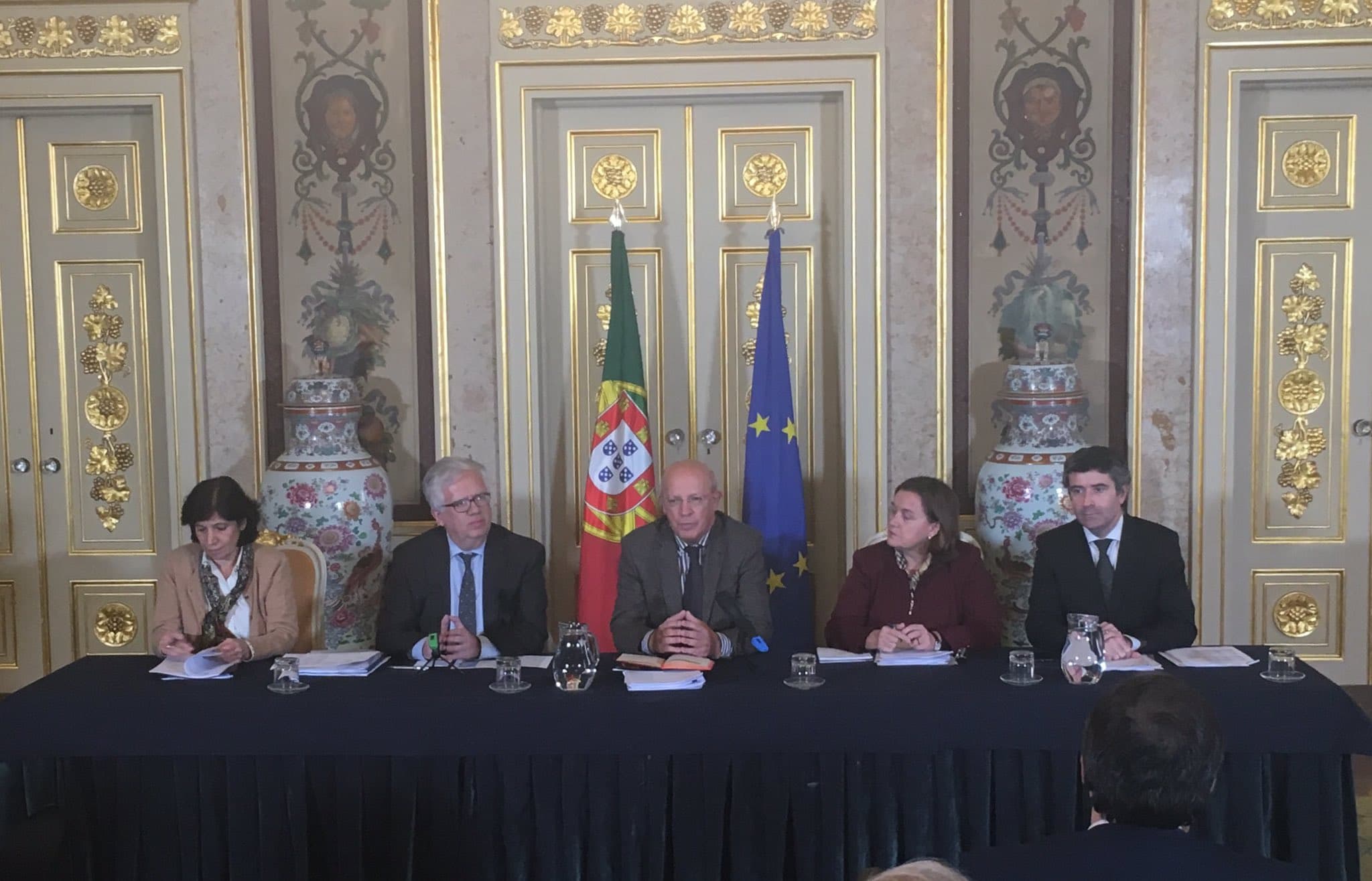 Ministros dos Negócios Estrangeiros e da Administração Interna e Secretários de Estado dos Assuntos Europeus, das Comunidades Portuguesas, e Secretária de Estado Adjunta e da Administração Interna, durante a sessão em Lisboa, 11 janeiro 2019