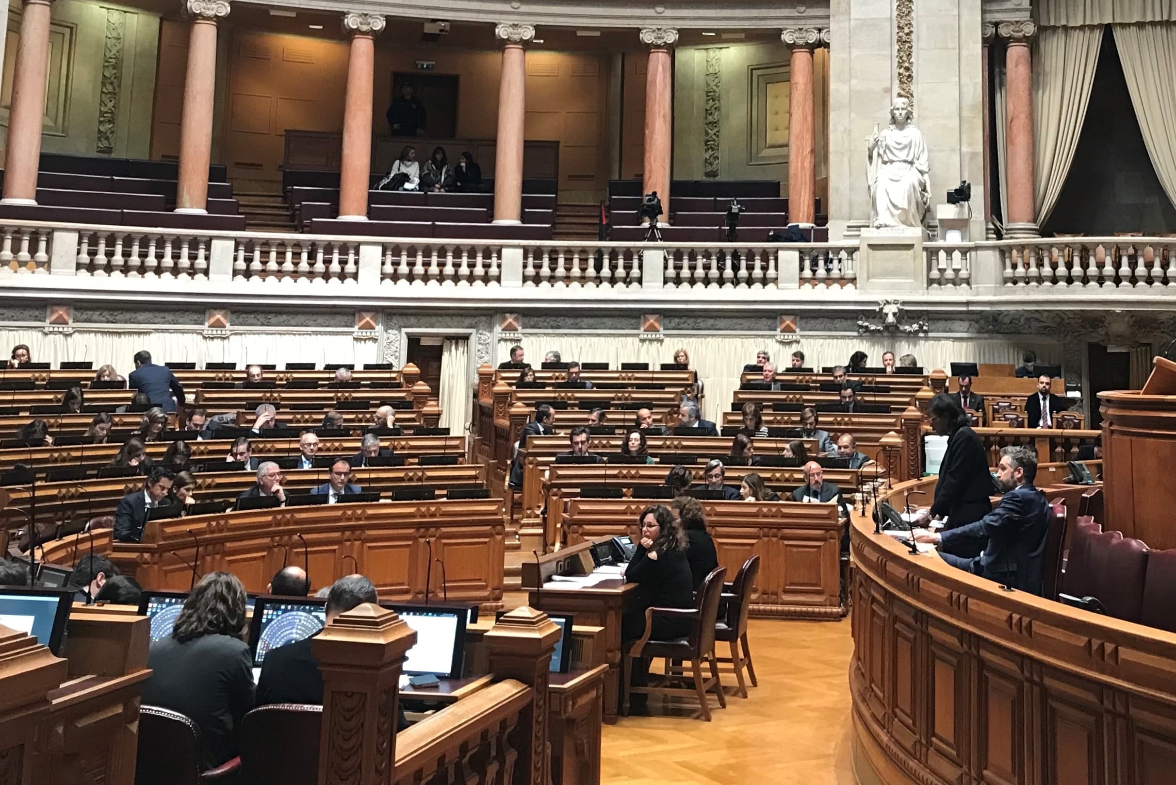 Ministra da Justiça, Francisca Van Dunem, na Assembleia da República