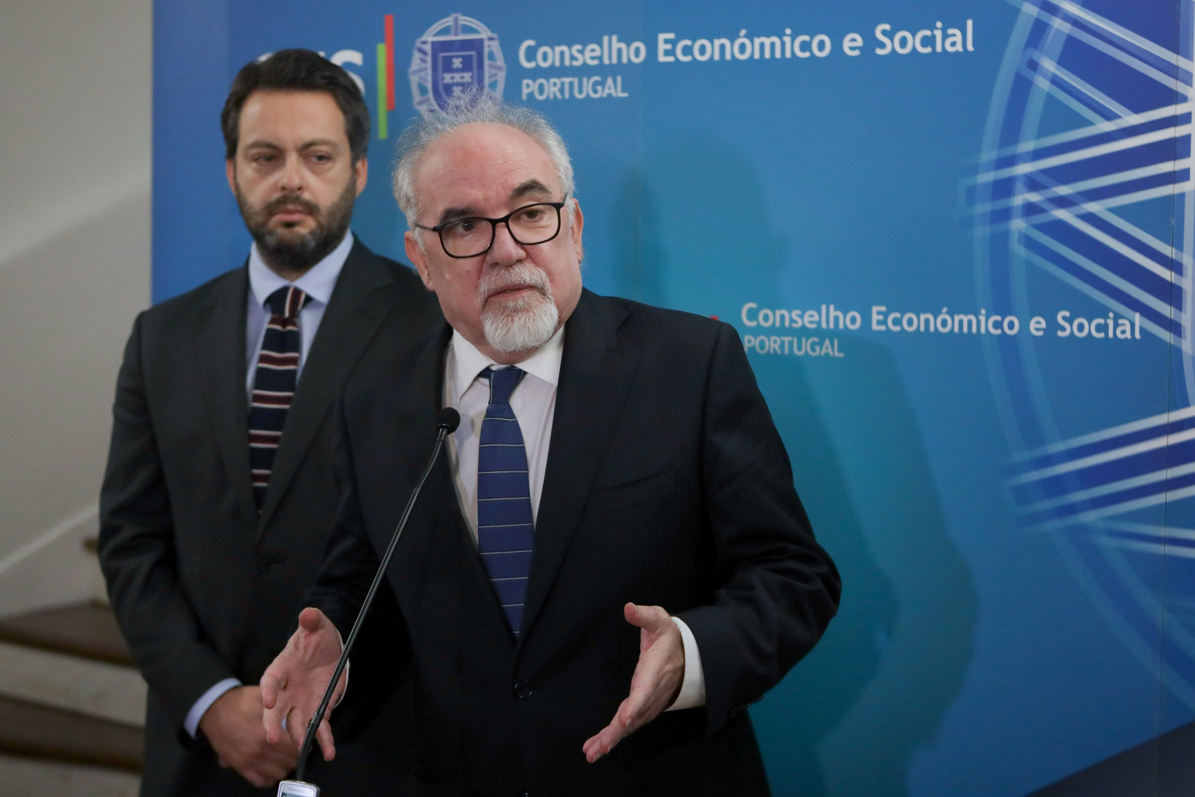 Ministro do Trabalho, Solidariedade e Segurança Social, Vieira da Silva, e Secretário de Estado do Emprego, Miguel Cabrita, no final da reunião da Comissão Permanente de Concertação Social, Lisboa, 19 dezembro 2017 (Foto: Manuel de Almeida/Lusa)
