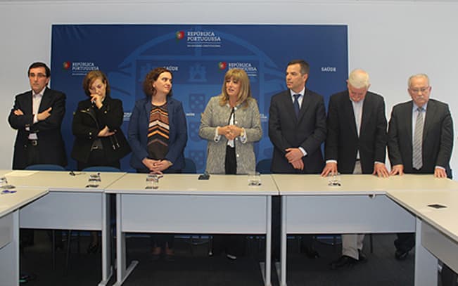 Secretária de Estado da Saúde, Rosa Valente de Matos, e dirigentes sindicais dos trabalhadores do regime geral na assinatura do acordo, Lisboa 4 maio 2018