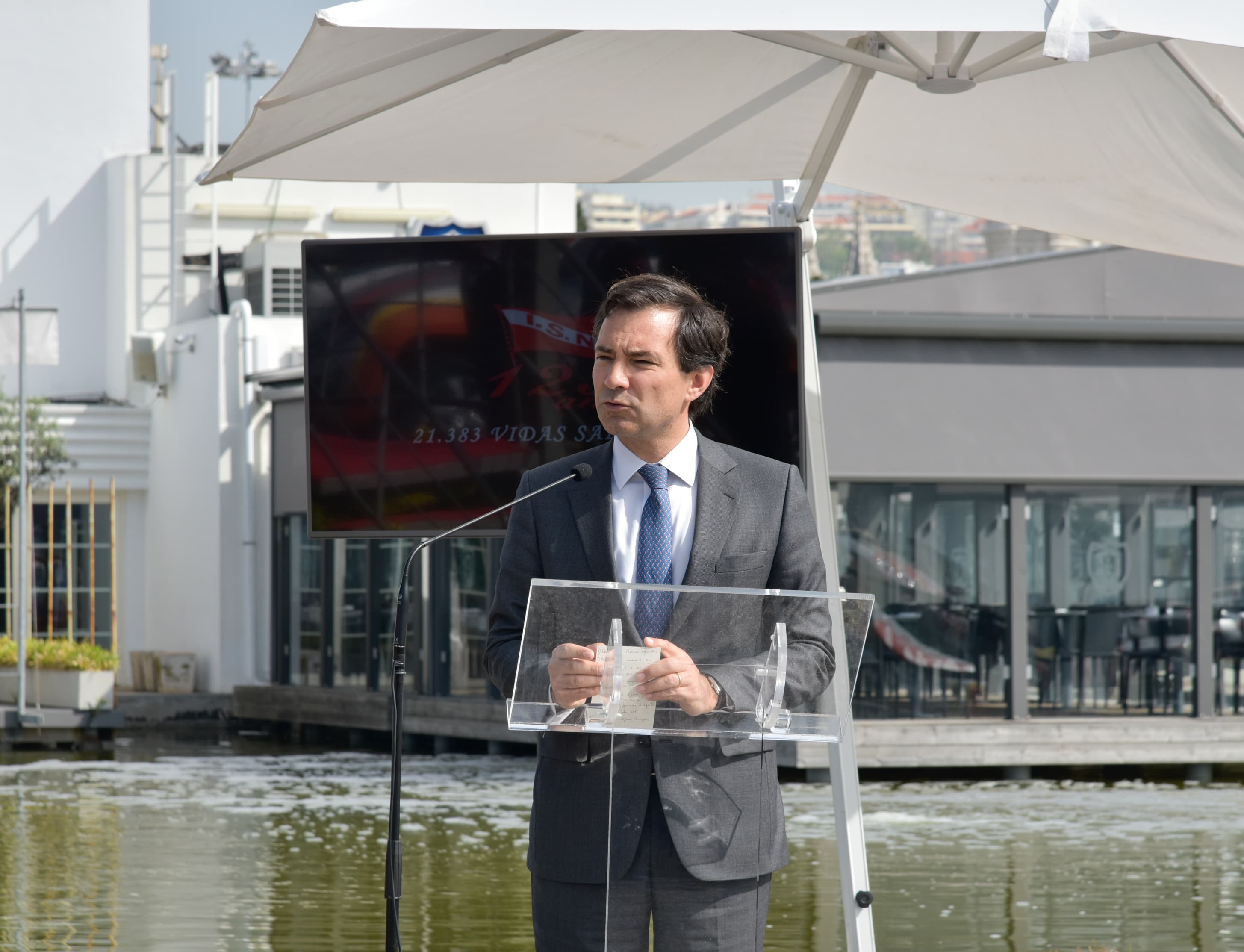 Secretário de Estado da Defesa Nacional, Marcos Perestrello, na cerimónia de entrega de viaturas ao Instituto de Socorros a Náufragos no âmbito do projeto Sea Watch, Lisboa, 23 abril 2018