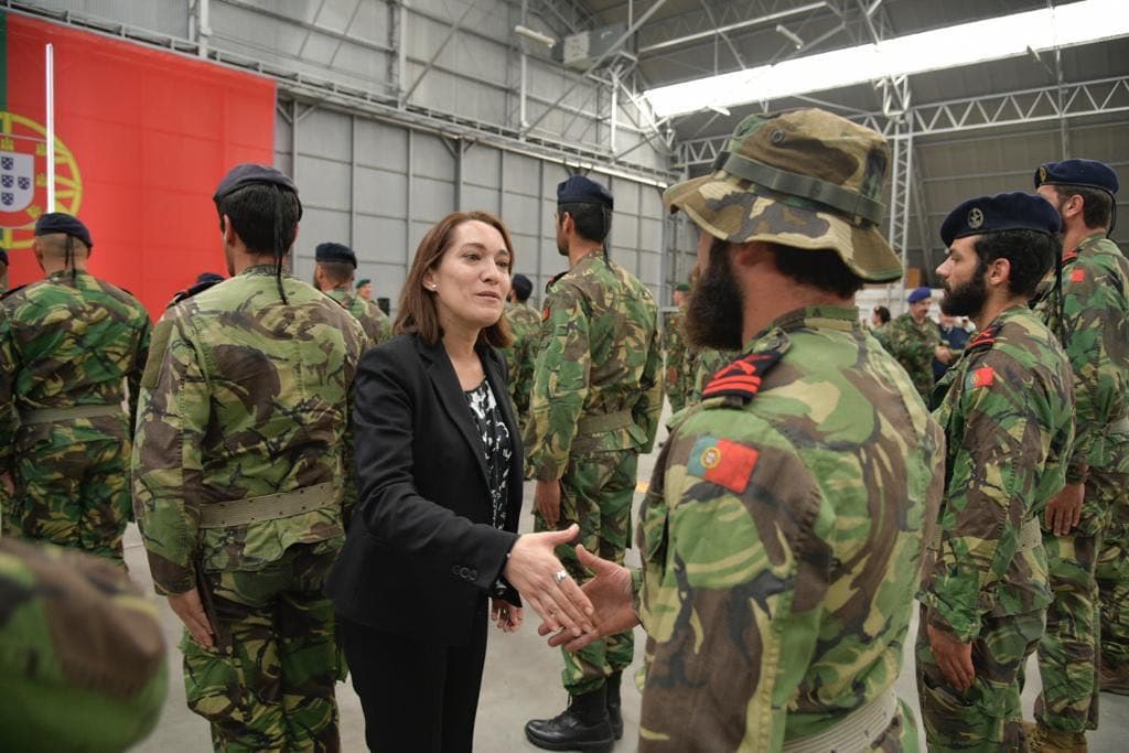 Secretária de Estado da Defesa Nacional, Ana Santos Pinto, cumprimenta militares da força de reação rápida chegados de Moçambique, Lisboa 31 março 2019