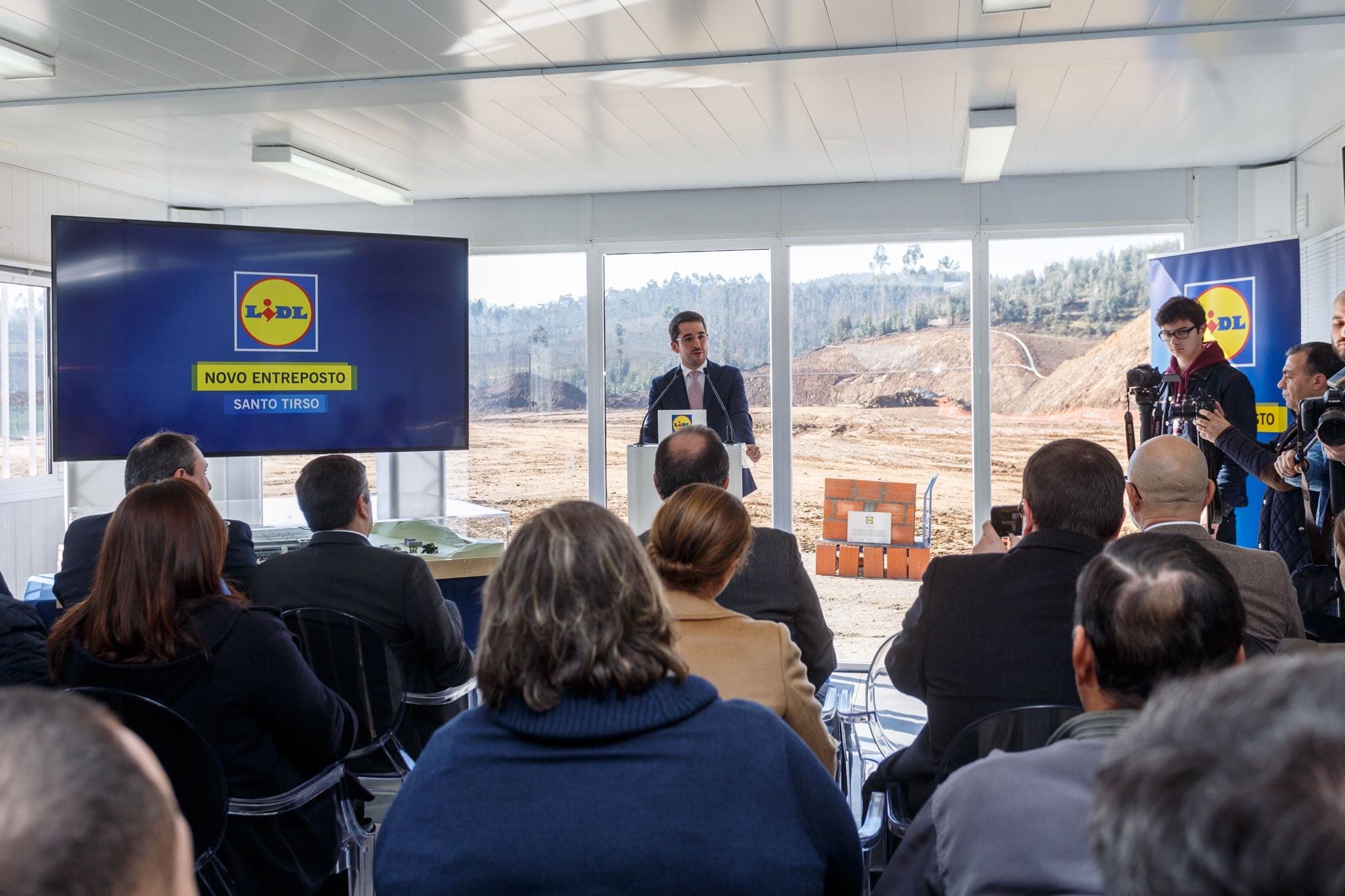 Secretário de Estado da Defesa do Consumidor, João Torres, no lançamento da primeira pedra do entreposto do grupo de supermercados Lidl, Santo Tirso, 19 fevereiro 2019