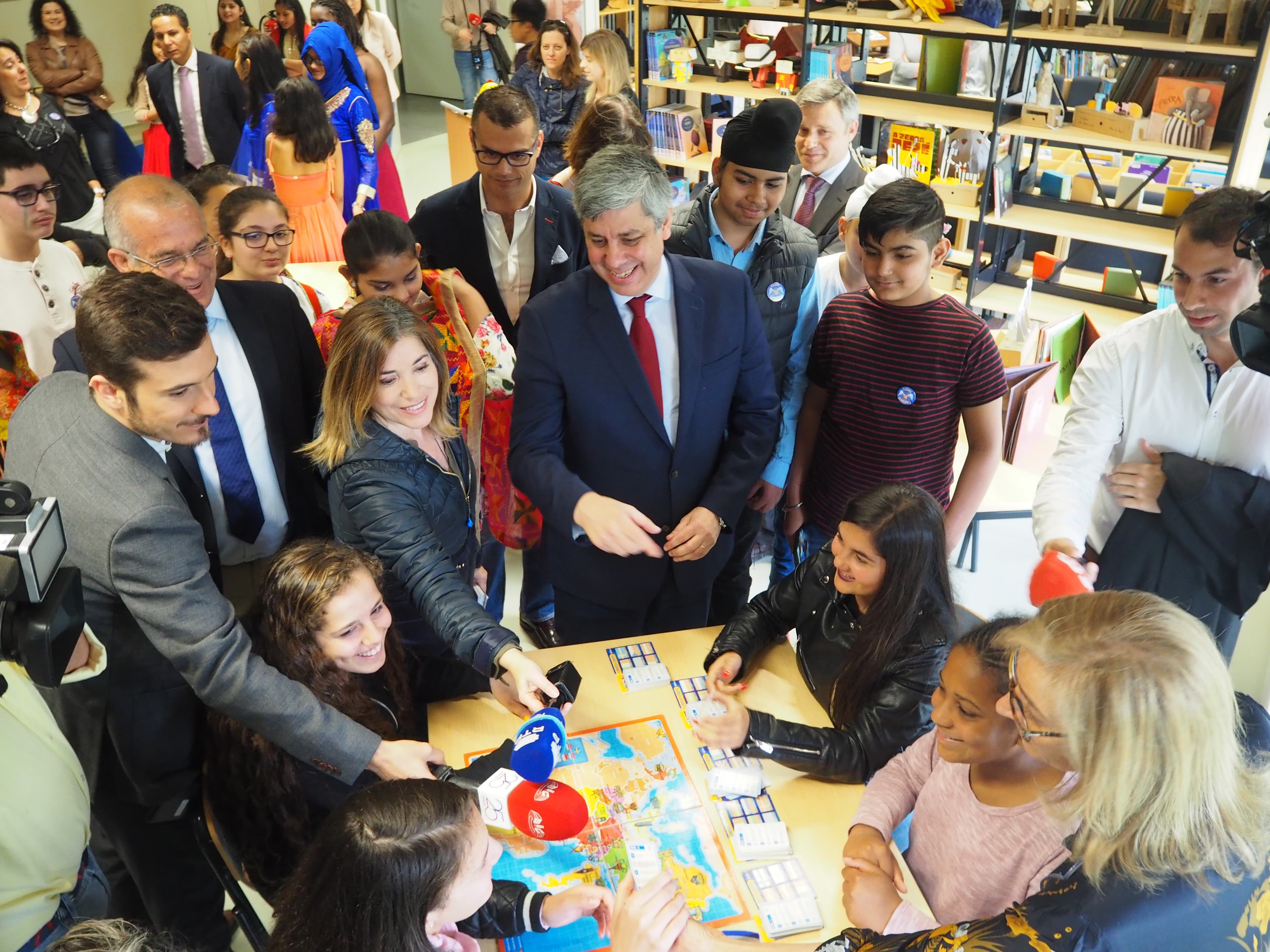 Ministro das Finanças, Mário Centeno, com alunos da Escola Francisco Arruda no Dia da Europa, Lisboa, 9 maio 2018