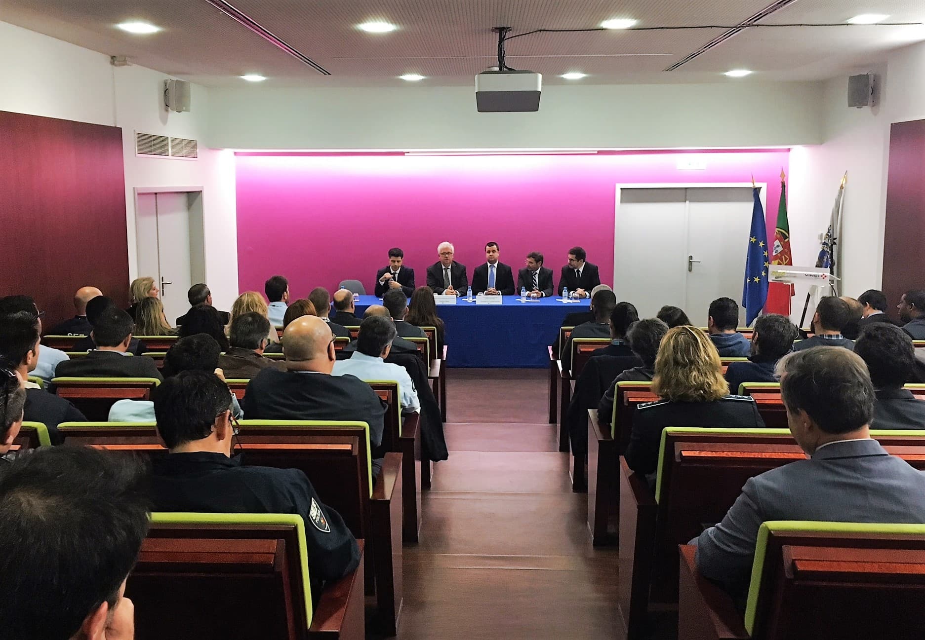 Ministro da Administração Interna, Eduardo Cabrita,com os inspetores do SEF que reforçam o aeroporto de Lisboa durante as festas, 20 dezembro 2017