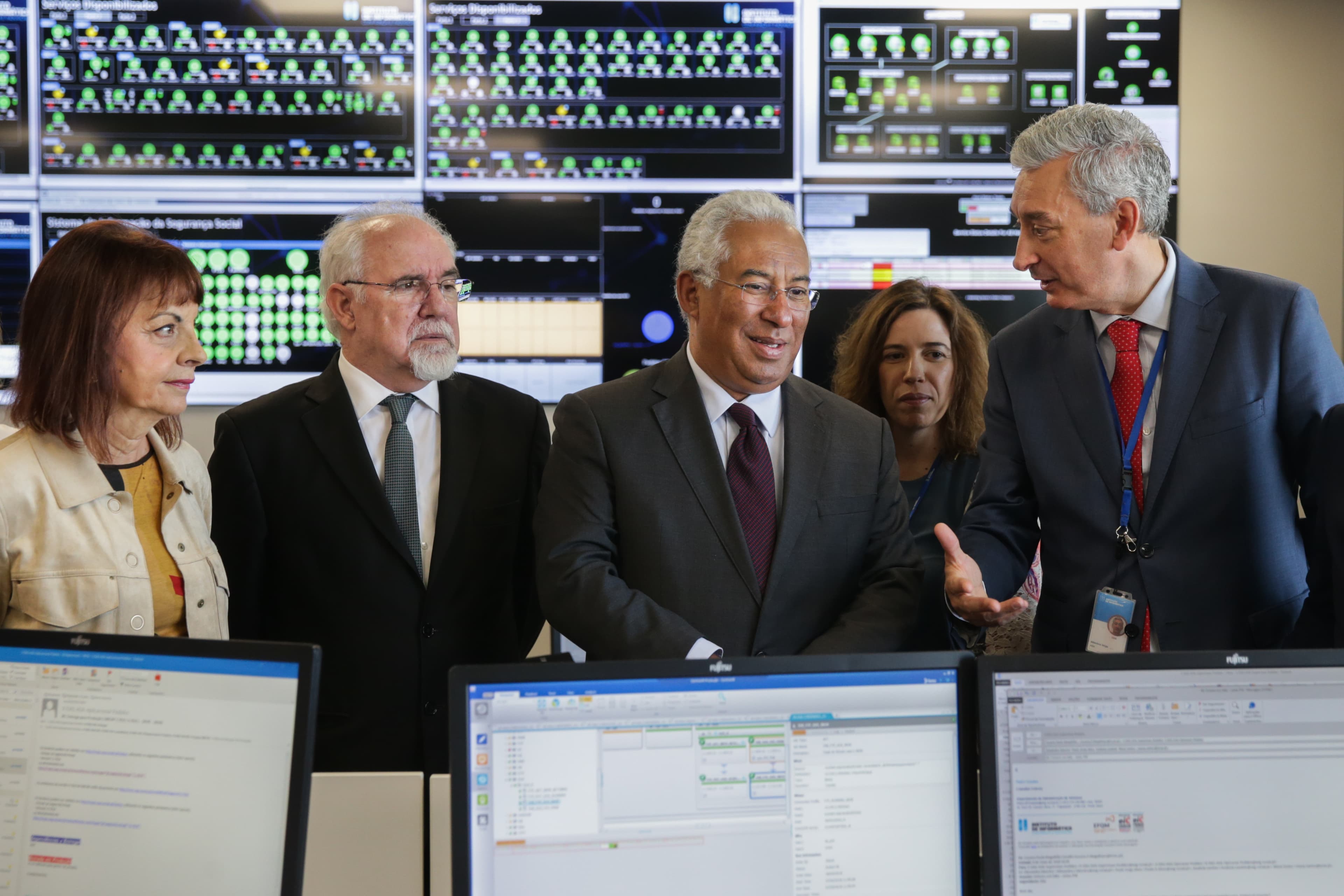 Primeiro-Ministro António Costa, e Ministros da Modernização Administrativa, Maria Manuel Leitão Marques, e da Segurança Social, Vieira da Silva, na apresentação do simulador de pensões, Oeiras, 8 maio 2018 (Foto: André Kosters/Lusa)