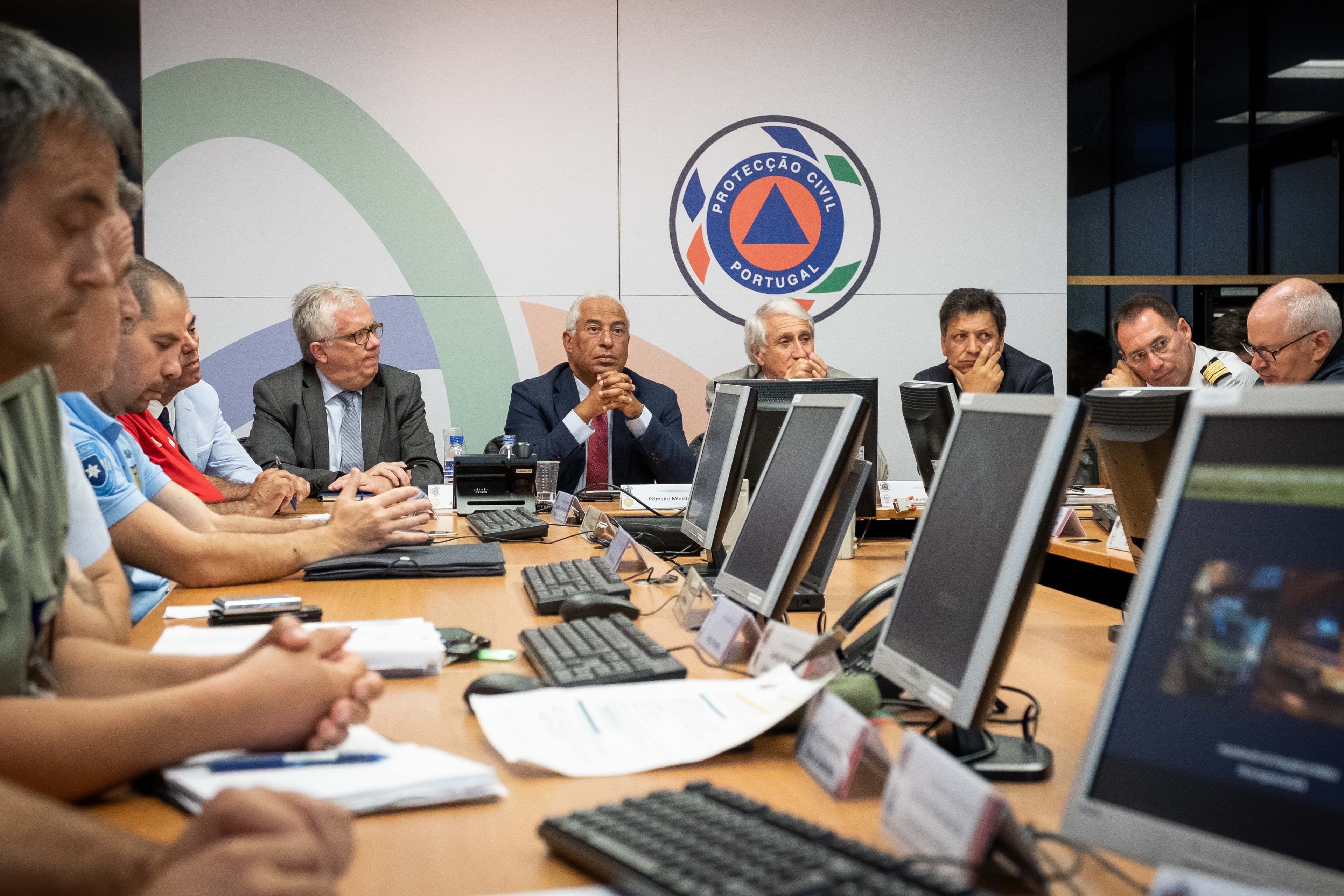 Primeiro-Ministro António Costa em reunião sobre a resposta aos incêndios rurais na Autoridade Nacional de Proteção Civil, Oeiras, 8 agosto 2018 (Foto: Clara Azevedo)