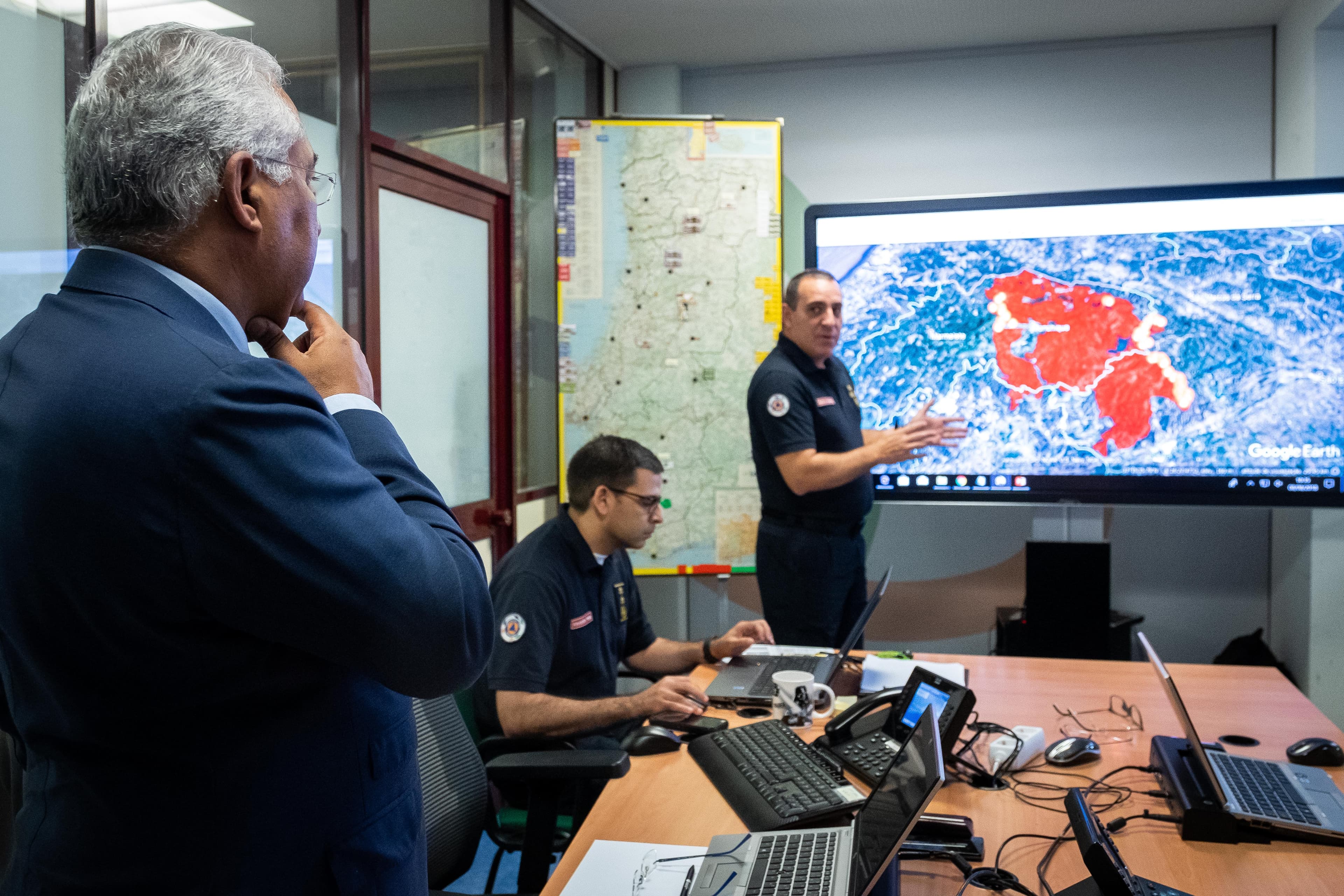 Primeiro-Ministro António Costa em reunião sobre a resposta aos incêndios rurais na Autoridade Nacional de Proteção Civil, Oeiras, 8 agosto 2018 (Foto: Clara Azevedo)