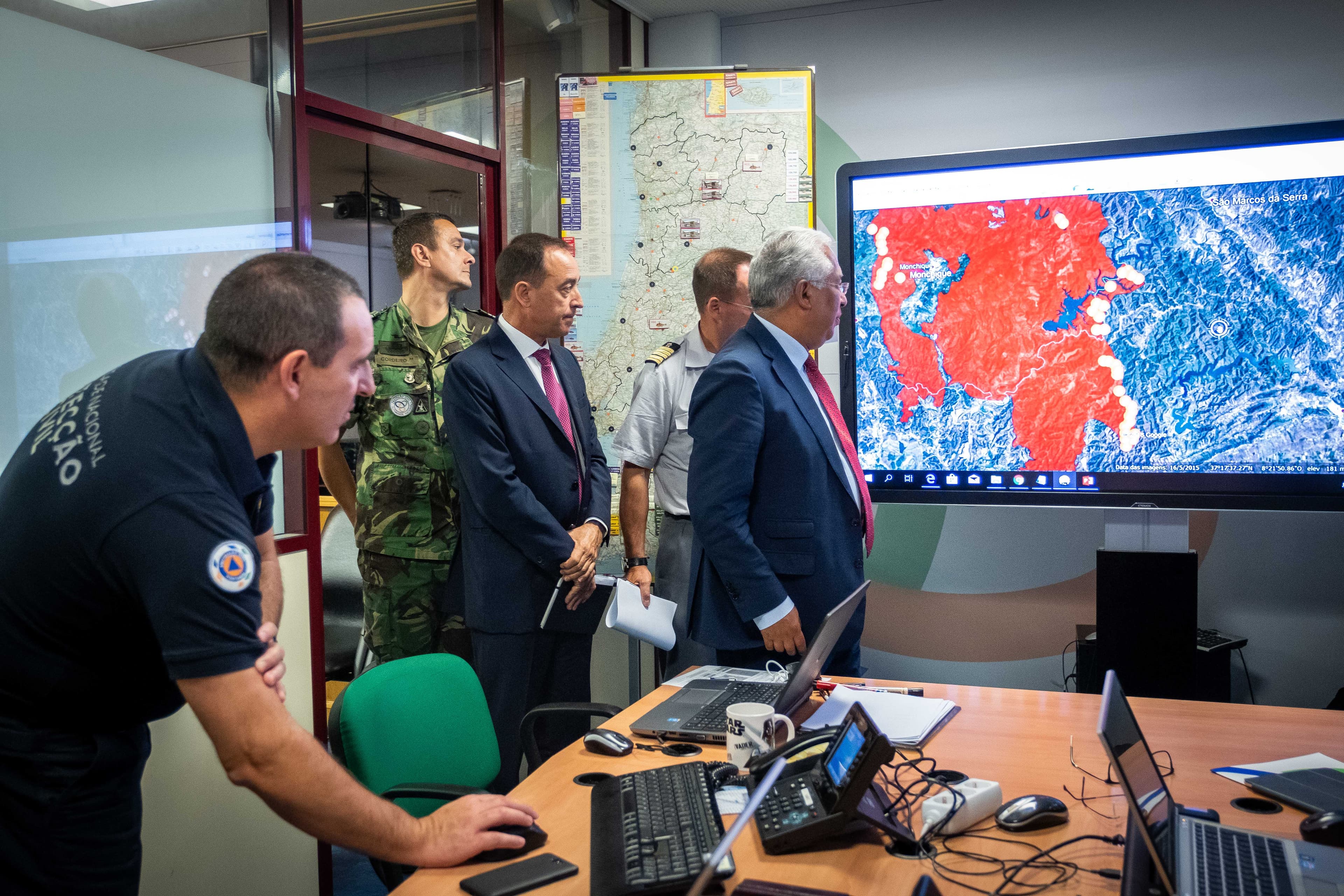Primeiro-Ministro António Costa em reunião sobre a resposta aos incêndios rurais na Autoridade Nacional de Proteção Civil, Oeiras, 8 agosto 2018 (Foto: Clara Azevedo)
