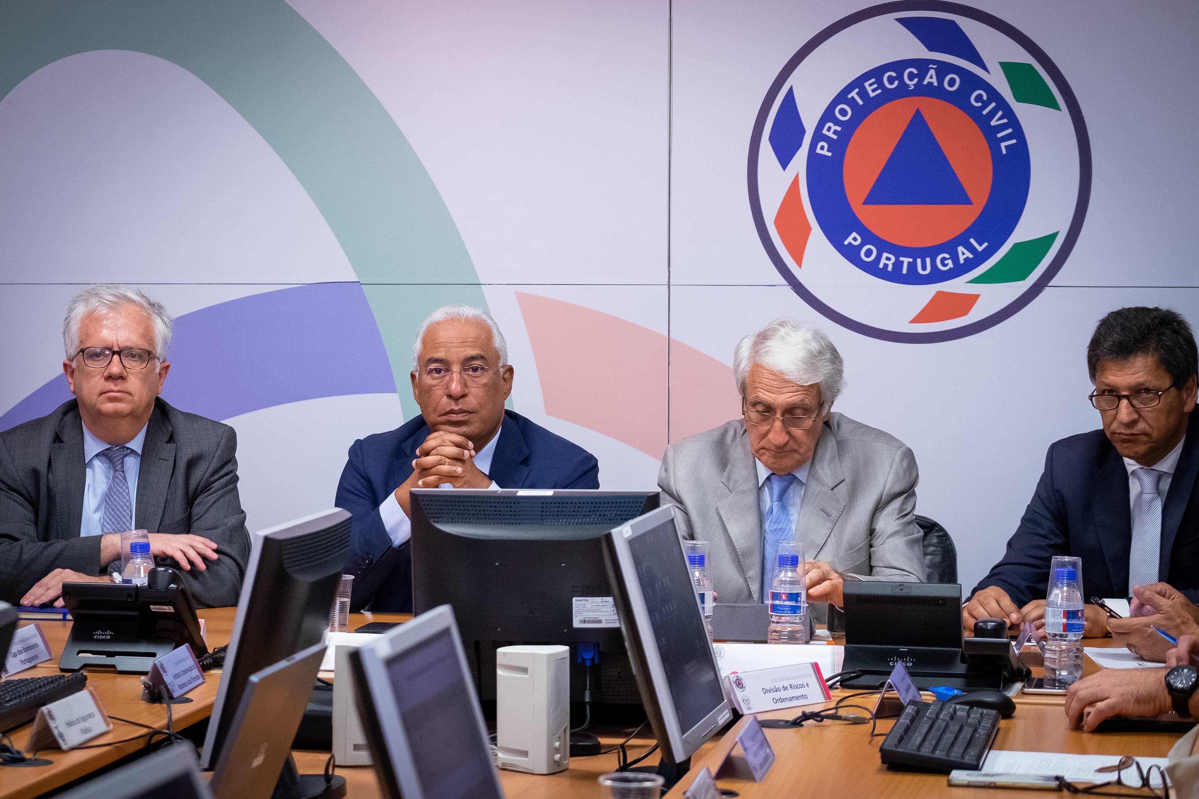 Primeiro-Ministro António Costa em reunião sobre a resposta aos incêndios rurais na Autoridade Nacional de Proteção Civil, Oeiras, 8 agosto 2018 (Foto: Clara Azevedo)
