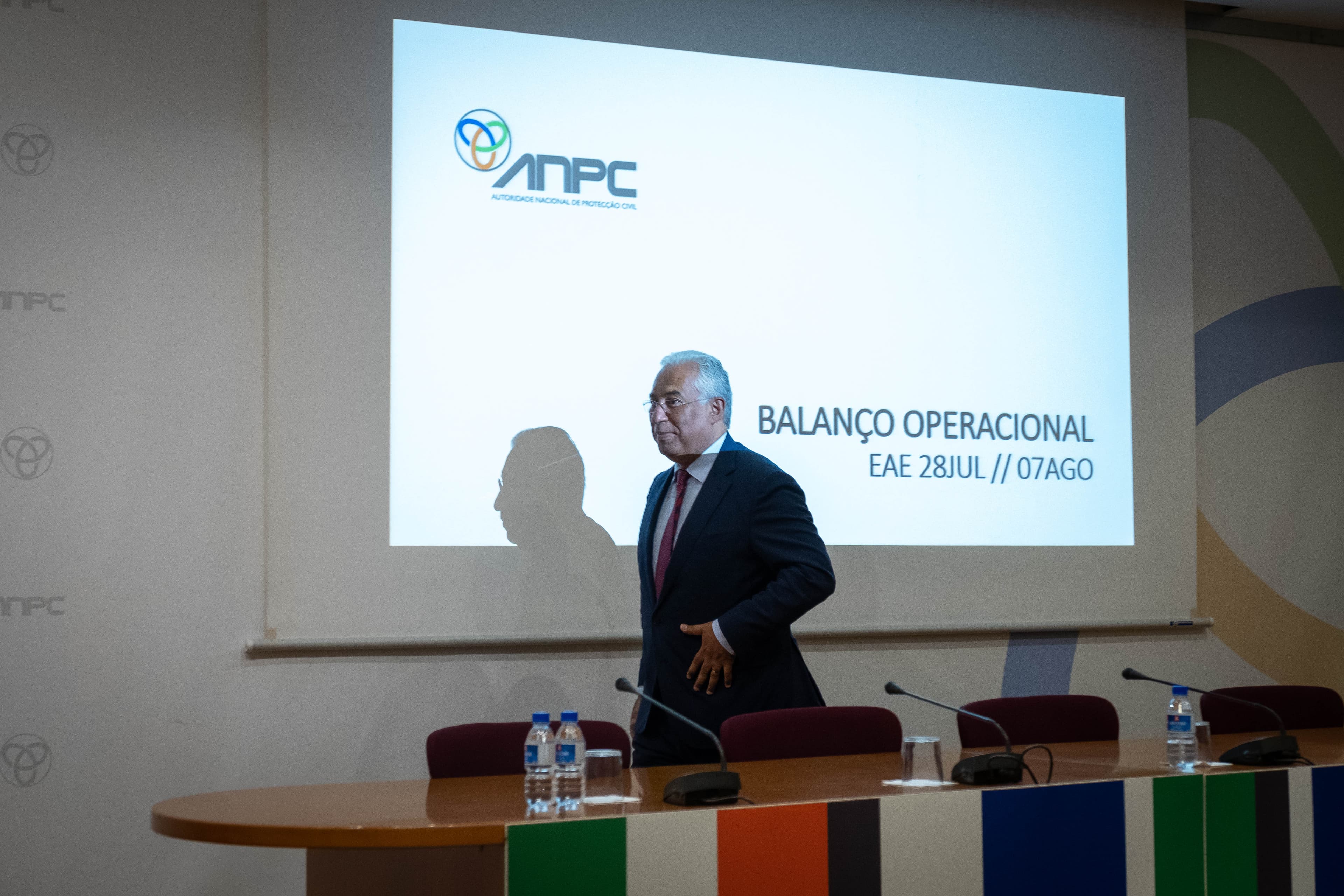 Primeiro-Ministro António Costa faz declaração após reunião sobre a resposta aos incêndios rurais na Autoridade Nacional de Proteção Civil, Oeiras, 8 agosto 2018 (Foto: Clara Azevedo)