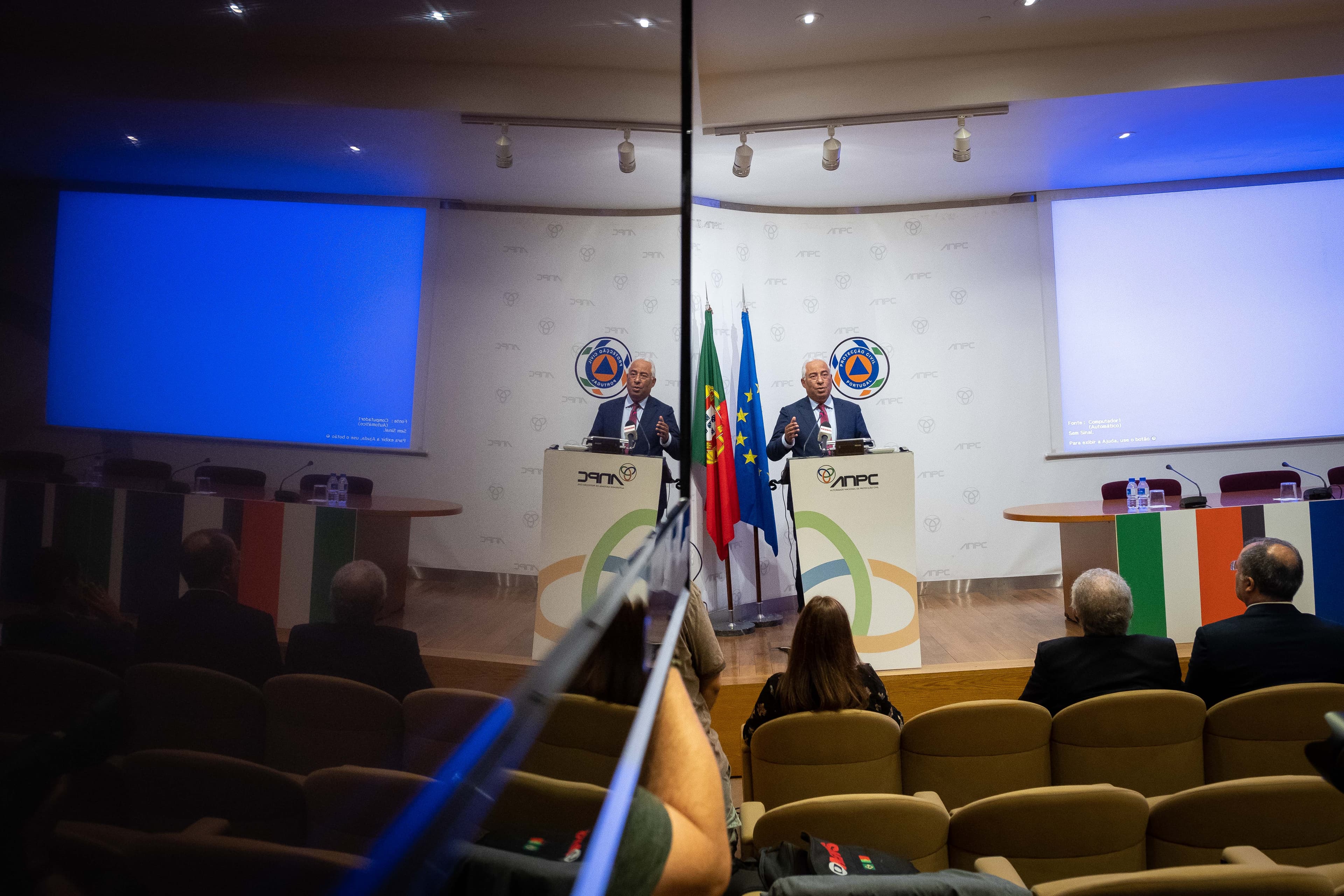 Primeiro-Ministro António Costa faz declaração após reunião sobre a resposta aos incêndios rurais na Autoridade Nacional de Proteção Civil, Oeiras, 8 agosto 2018 (Foto: Clara Azevedo)