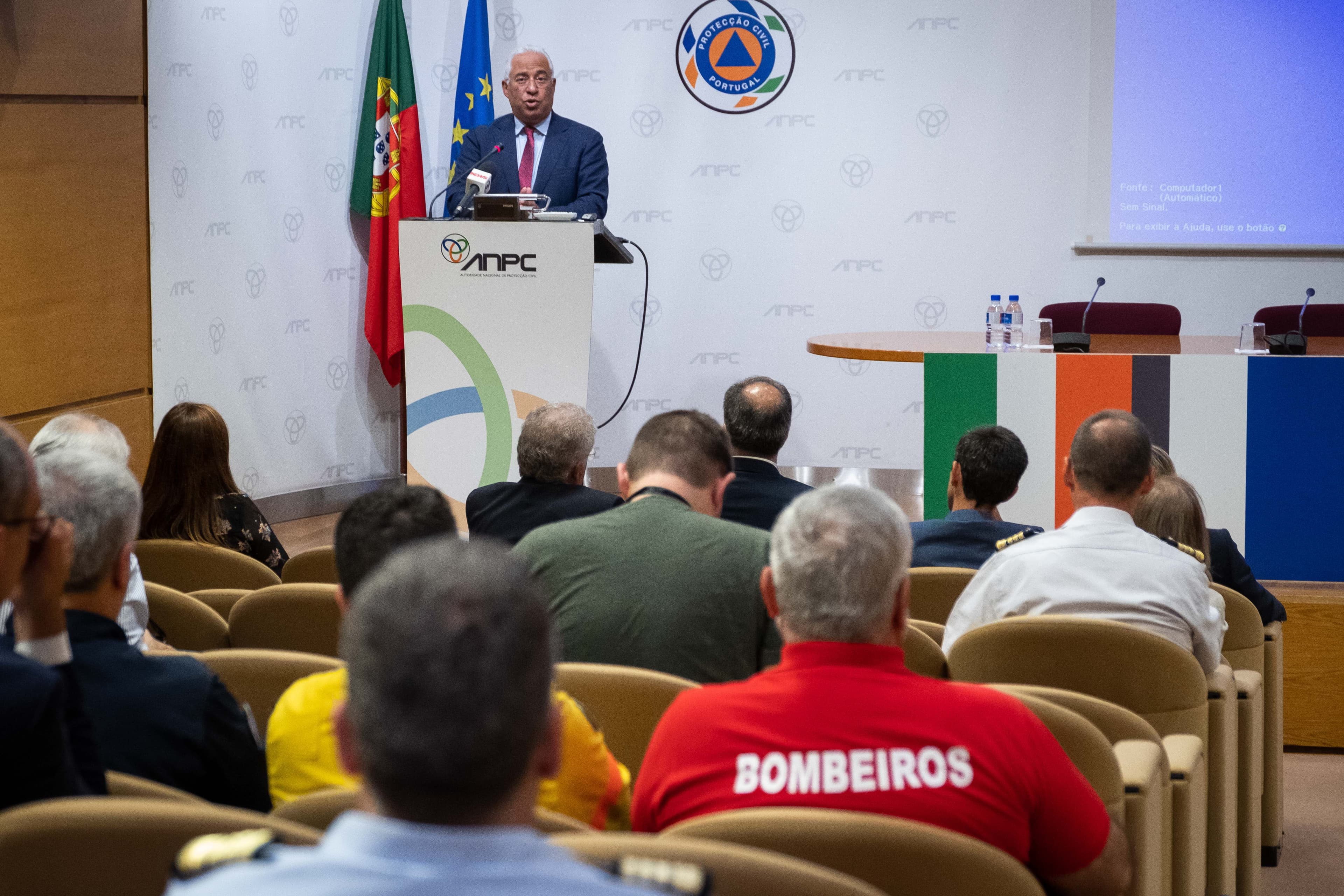 Primeiro-Ministro António Costa faz declaração após reunião sobre a resposta aos incêndios rurais na Autoridade Nacional de Proteção Civil, Oeiras, 8 agosto 2018 (Foto: Clara Azevedo)