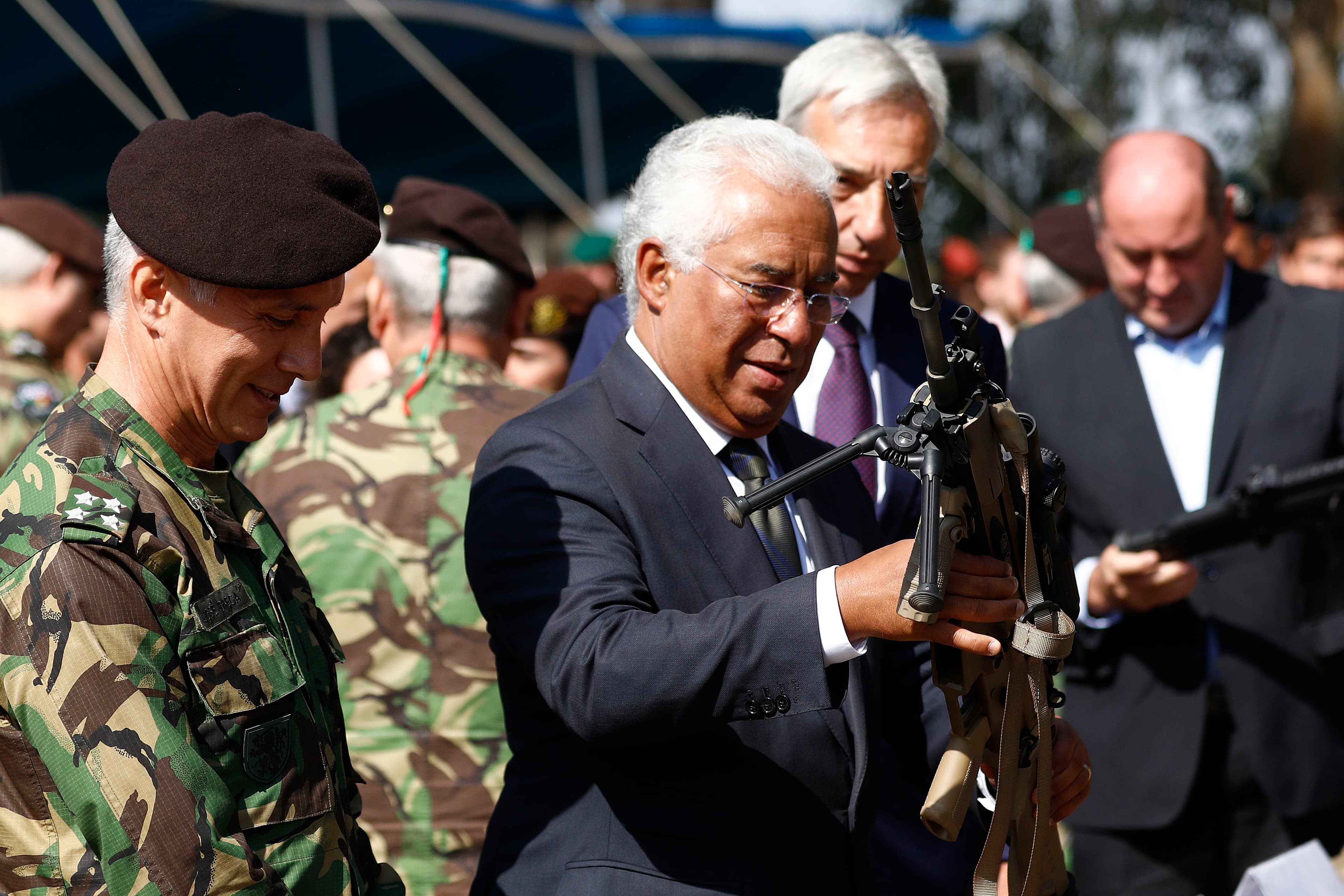 Primeiro-Ministro, António Costa, e Ministro da Defesa Nacional, João Gomes Cravinho, na apresentação da nova arma ligeira do Exército Português, Mafra, 16 setembro 2019 (Foto: António Pedro Santos/LUSA)