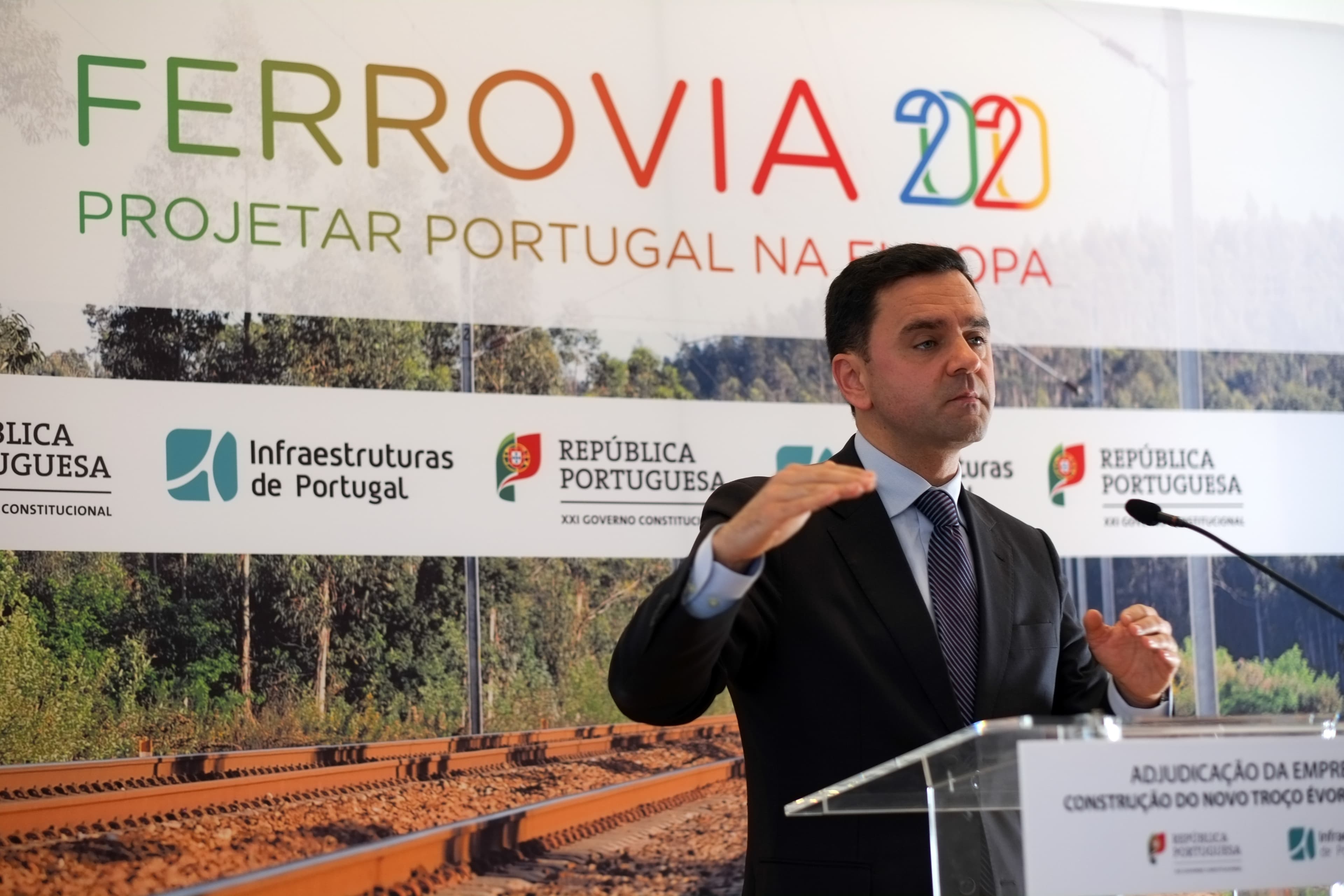 Ministro do Planeamento e Infraestuturas, Pedro Marques, na adjudicação da empreitada para a construção do novo troço ferroviário Évora Norte-Freixo, Redondo, 11 fevereiro 2019 (Foto: António Carrapato/Lusa)