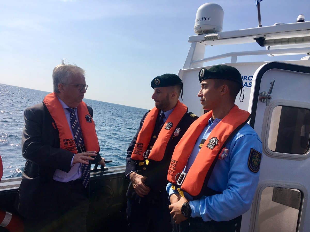 Ministro da Administração Interna, Eduardo Cabrita, com militares da unidade de controlo costeiro da GNR na ilha de Samos, Grécia, 22 outubro 2018