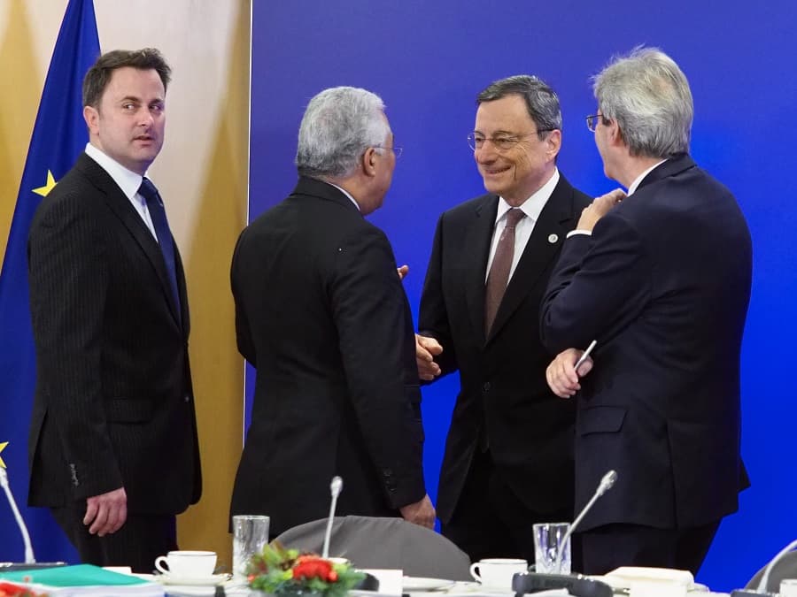 Primeiro-Ministro António Costa com os Primeiros-Ministros do Luxemburgo, Xavier Bettel, e de Itália, Paolo Gentiloni, e o presidente do BCE, Mário Draghi, no Conselho Europeu, Bruxelas, 15 dezembro 2017 (Foto: União Europeia)