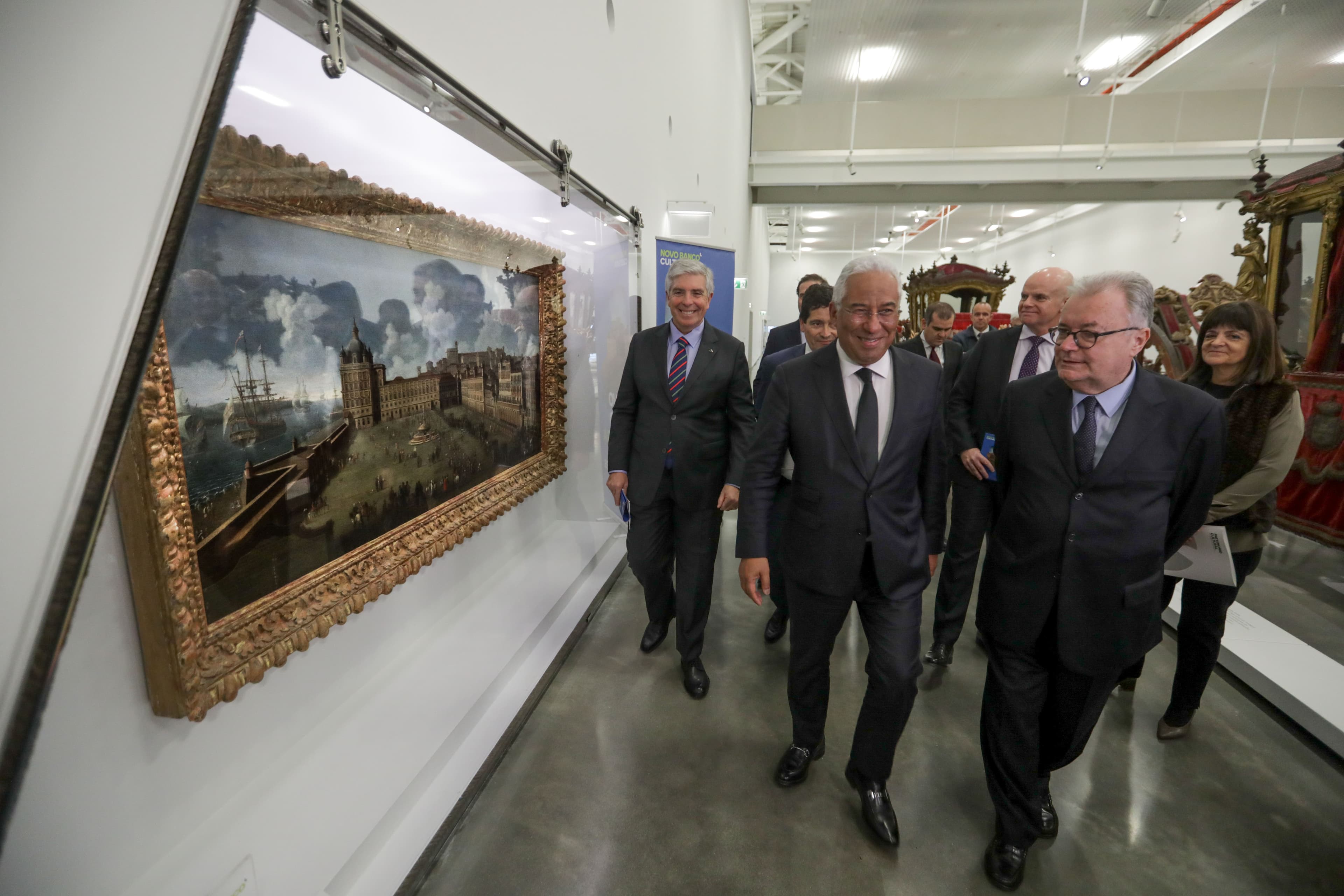 Primeiro-Ministro António Costa e Ministro da Cultura Castro Mendes na cedência de quadro no Novo Banco ao Museu dos Coches, Lisboa, 29 janeiro 2018 (Foto: Manuel de Almeida/Lusa)