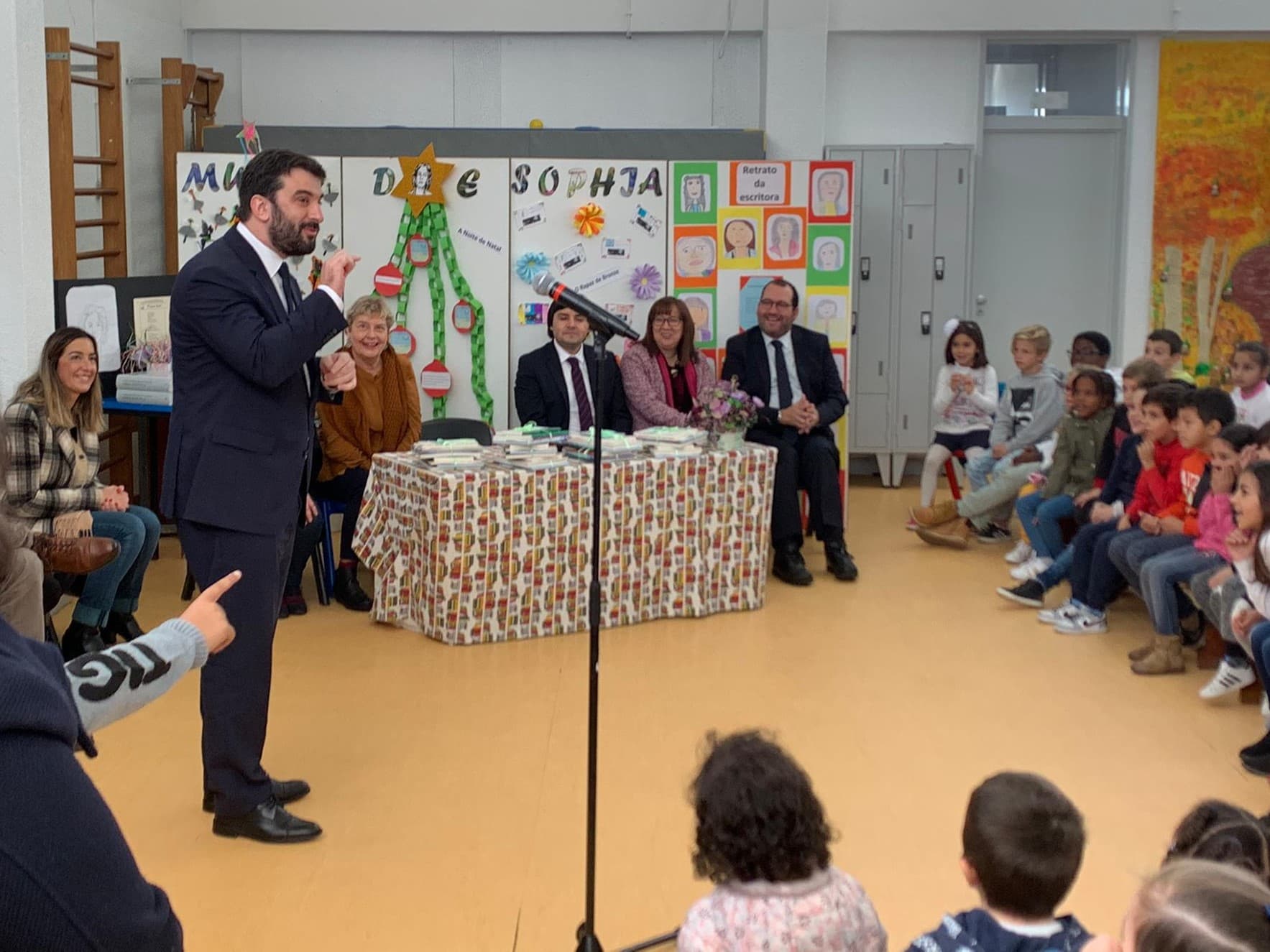 Ministro da Educação, Tiago Brandão Rodrigues, e Secretários de Estado João Costa e Susana Amador entregaram 100 exemplares de sete obras de Sophia de Mello Breyner e escola em Famões, Odivelas, 9 dezembro 2019