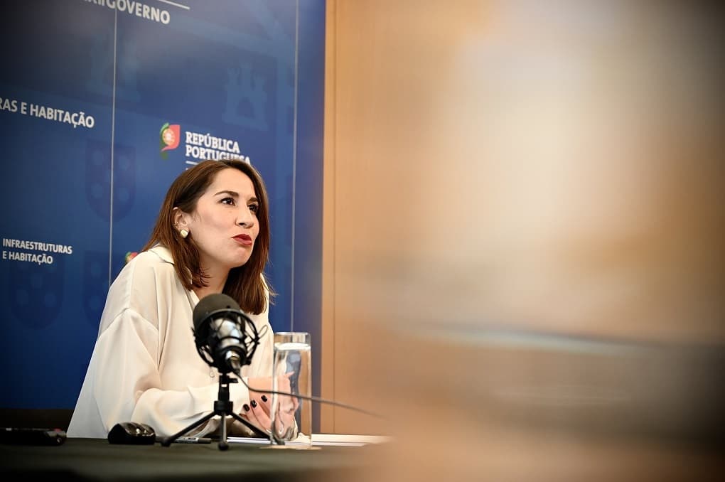 Secretária de Estado da Habitação, Marina Gonçalves, na assinatura de acordos com municípios Vila do Porto, Ponte da Barca e Alvito no âmbito do Primeiro Direito, 12 maio 2021