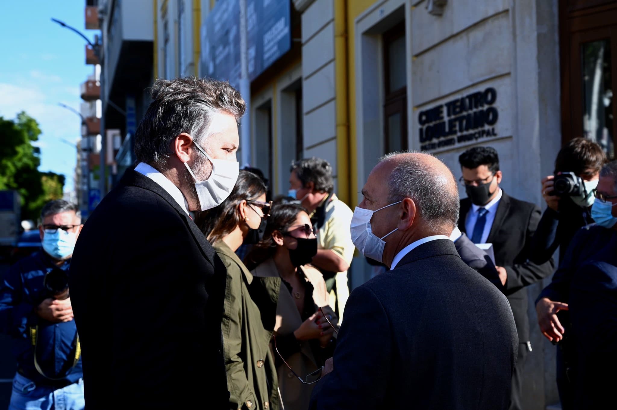 Ministro das Infraestruturas e da Habitação, Pedro Nuno Santos, com o presidente da Câmara de Loulé, Vítor Aleixo, na entrada para a assinatura do acordo do programa 1º direito, 23 outubro 2020