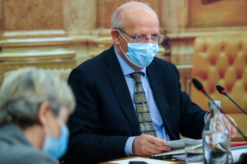 Ministro de Estado e dos Negócios Estrangeiros, Santos Silva, na Comissão de Negócios Estrangeiros e Comunidades Portuguesas da Assembleia da República, 5 abril 2020 (Miguel A. Lopes/Lusa)