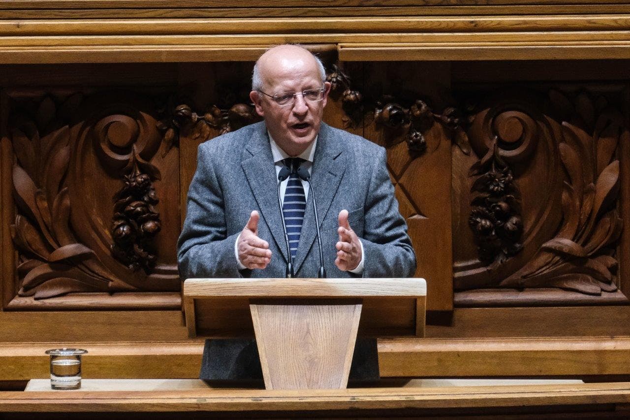 Ministro de Estado e dos Negócios Estrangeiros, Augusto Santos Silva, na Assembleia da República, 24 fevereiro 2022 (foto: Mário Cruz/Lusa)