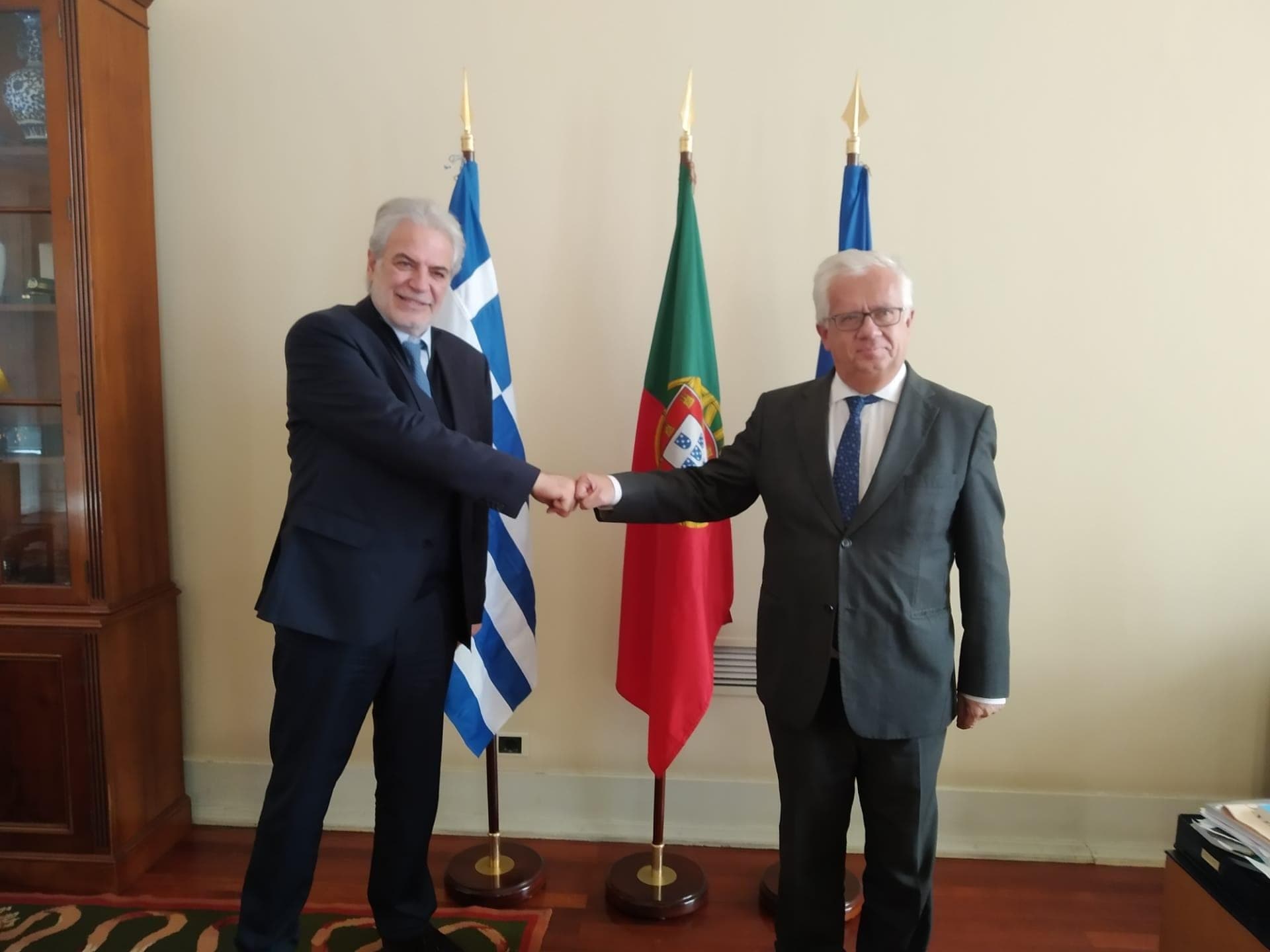 Ministro da Administração Interna, Eduardo Cabrita, e o Ministro da Crise Climática e Proteção Civil da Grécia, Christos Stylianides, na reunião na qual foi assinado o memorando de entendimento, Lisboa, 23 novembro 2021