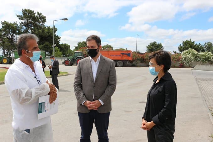 Ministra da Agricultura, Maria do Céu Antunes, e Secretário de Estado dos Assuntos Parlamentares, Duarte Cordeiro, com produtor de legumes, Montijo, 27 junho 2020