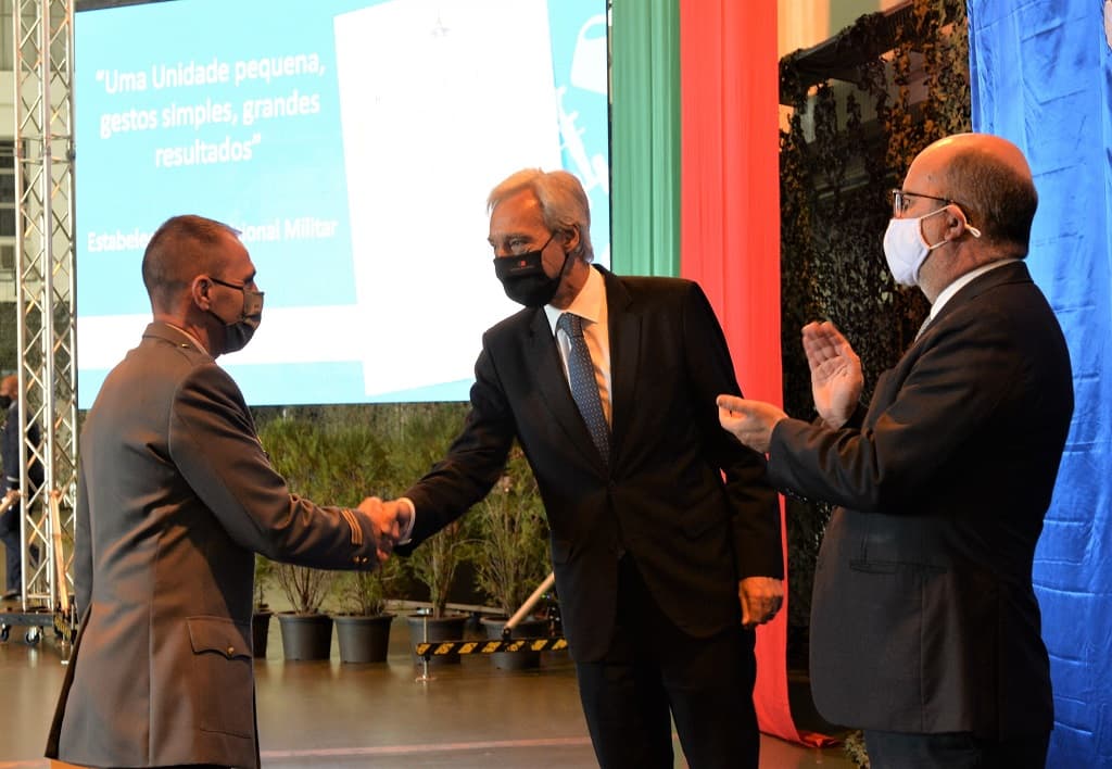 Ministro da Defesa Nacional, João Gomes Cravinho, e Ministro do Ambiente e da Ação Climática, João Pedro Matos Fernandes, na entrega do 27º prémio Defesa Nacional e Ambiente, Leiria, 25 outubro 2021 (Foto: António Lopes/MDN)