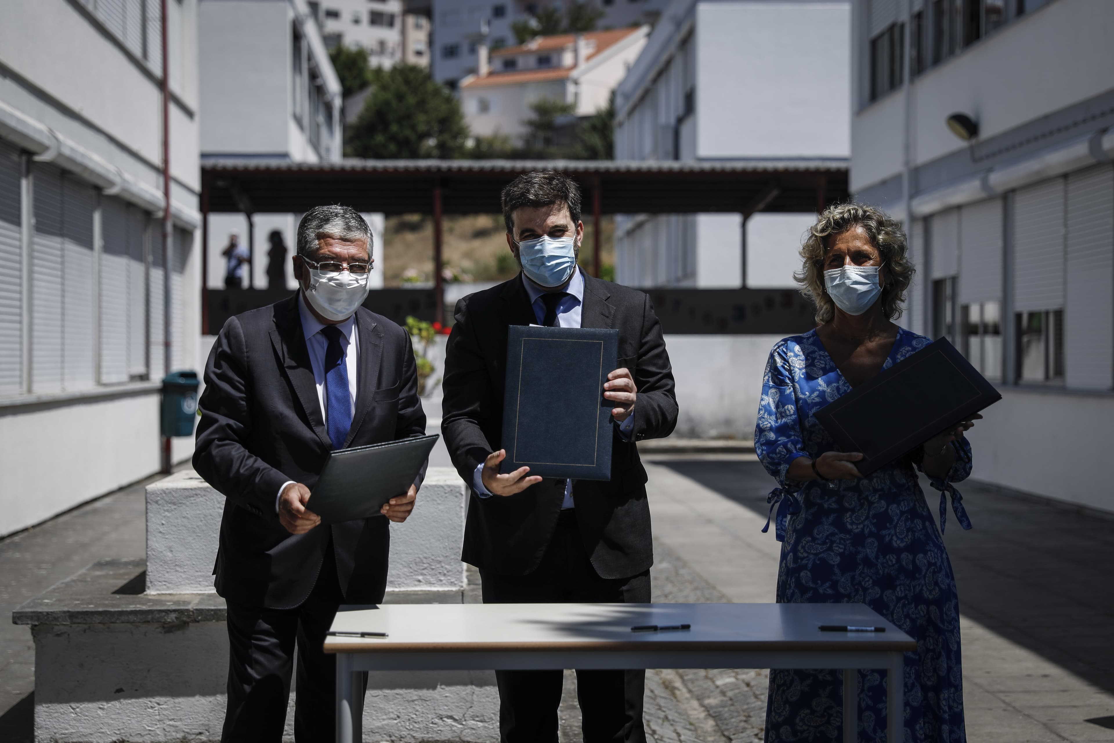 Ministro da Educação, Tiago Brandão Rodrigues, na assinatura de um protocolo entre o Governo e a Associação Nacional de Municípios Portugueses para a remoção de amianto em edifícios escolares, Odivelas, 23 junho 2020 (Foto: Rodrigo Antunes/Lusa)