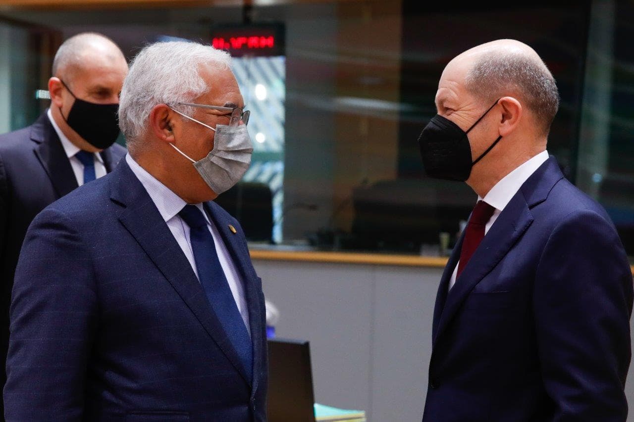 Primeiro-Ministro António Costa com o Chanceler da Alemanha, Olaf Scholz, no Conselho Europeu, Bruxelas, 16 dezembro 2021 (foto: UE)