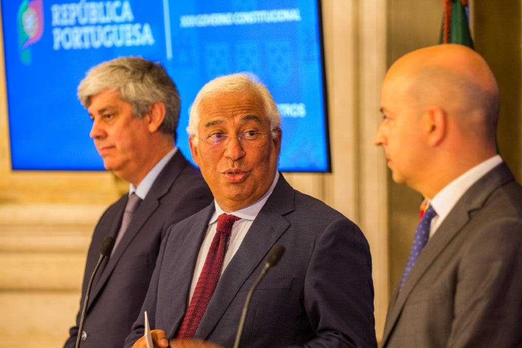 Primeiro-Ministro António Costa e Ministro de Estado e das Finanças, Mário Centeno e Ministro de Estado e das Finanças indigitado, João Leão, na conferência de imprensa do Conselho de Ministros, 9 junho 2020 (Foto: João Bica)