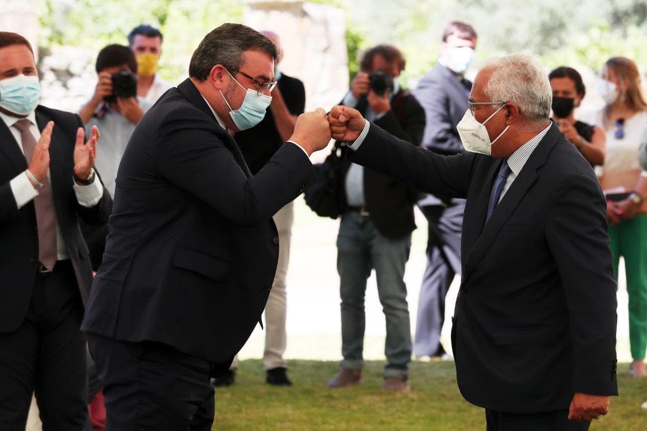 Primeiro-Ministro António Costa cumprimenta presidente da Câmara do Crato, Joaquim Diogo, na apresentação do Empreendimento de Aproveitamento Hidráulico de Fins Múltiplos do Pisão, Crato, 30 julho 2021 (foto: Nuno Veiga/Lusa)