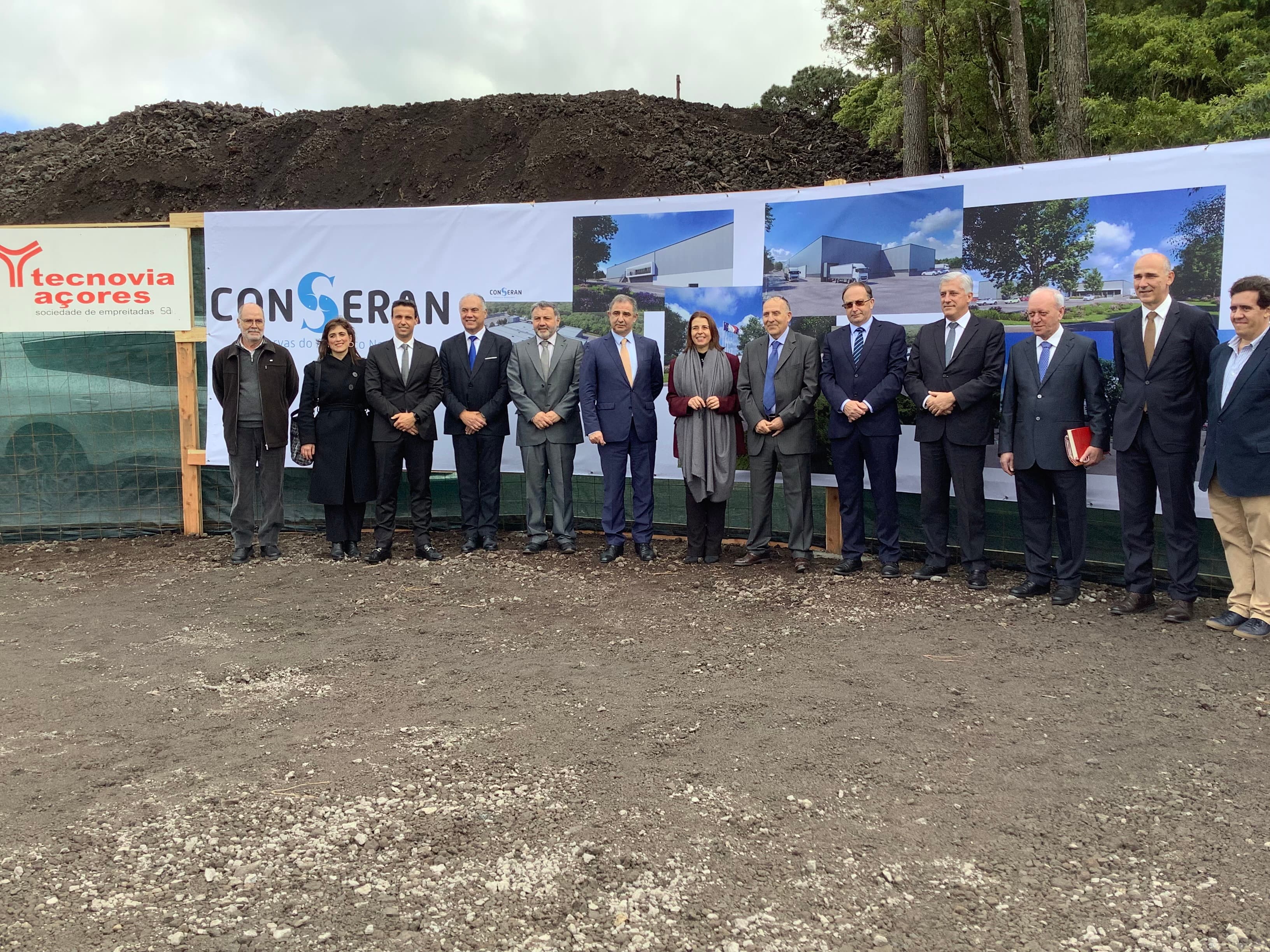 Secretária de Estado das Pescas, Teresa Coelho, com a comitiva presente no lançamento da primeira pedra da nova fábrica, Pico, Açores, 16 de fevereiro de 2022