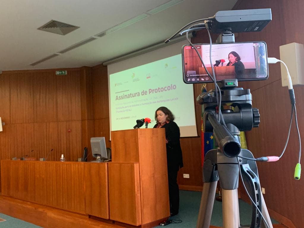Ministra da Modernização do Estado e da Administração Pública, Alexandra Leitão, na assinatura de um protocolo que assegura o financiamento do recém-criado Centro Qualifica AP para a Administração Local, 29 novembro 2021
