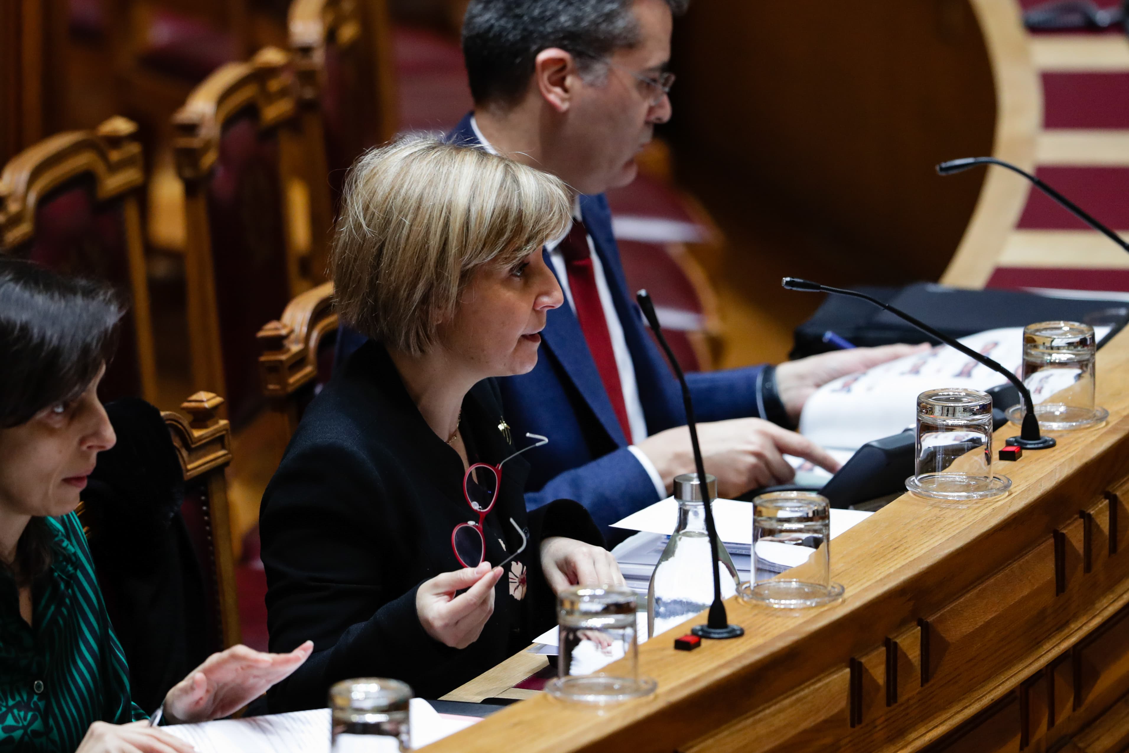 Ministra da Saúde, Marta Temido, e Secretária de Estado Adjunta e da Saúde, Jamila Madeira, na discussão na especialidade do Orçamento do Estado para 2020, Assembleia da República, 13 janeiro 2020 (foto: Tiago Petinga/Lusa)
