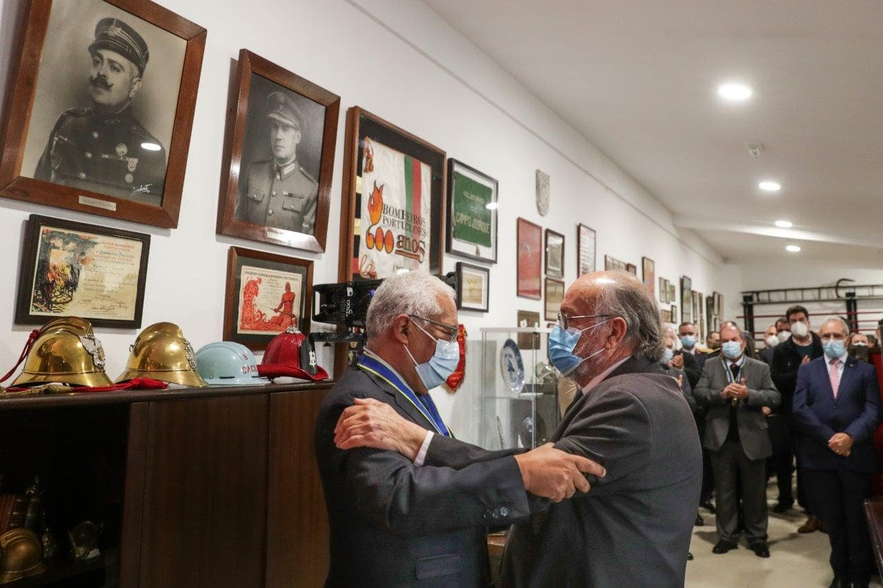 Primeiro-Ministro António Costa com o presidente da Liga dos Bombeiros, Marta Soares, na inauguração do museu da lia, Lisboa, 10 dezembro 2021 (foto: Tiago Petinga/Lusa)