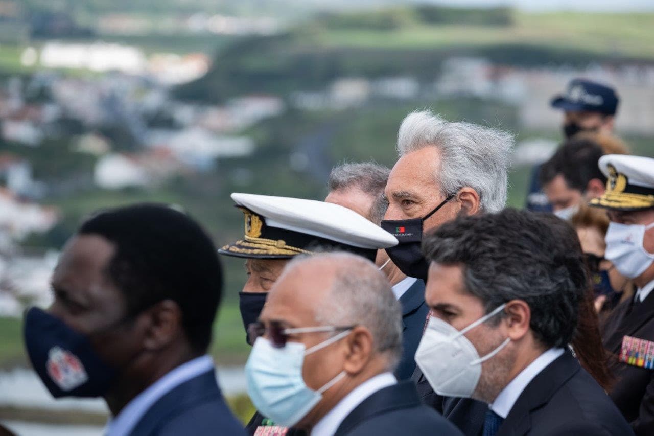 Ministro da Defesa Nacional, Gomes Cravinho, e Ministro dos Negócios Estrangeiros da Gâmbia, Mamadu Tangara, no primeiro exercício do Centro do Atlântico, Praia da Vitória, 14 maio 2021 (foto: António Araújo/Lusa)