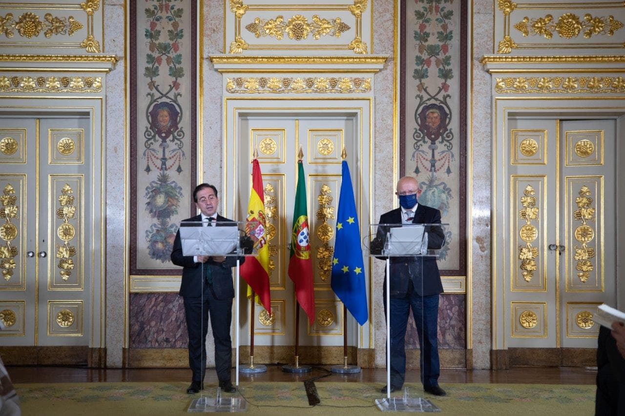 Ministro de Estado e dos Negócios Estrangeiros, Santos Silva, e Ministro dos Negócios Estrangeiros, União Europeia e Cooperação de Espanha, José Manuel Albares, na conferência de imprensa, Lisboa, 4 agosto 2021 (foto: João Bica)