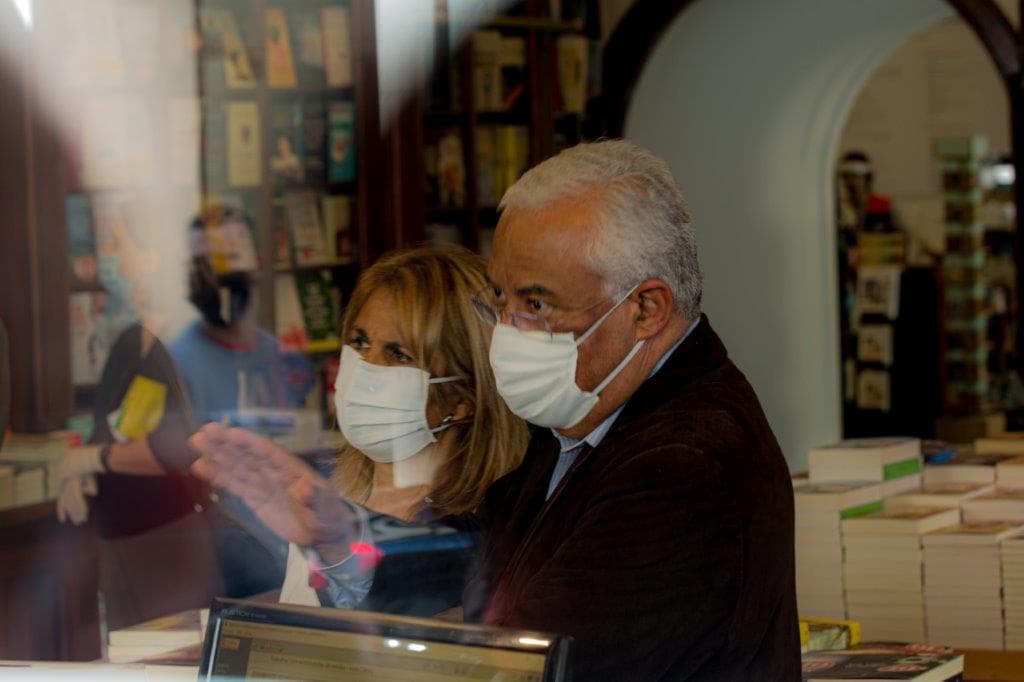 Primeiro-Ministro António Costa, acompanhado pela mulher, Fernanda Tadeu, visita lojas na Baixa de Lisboa, 16 maio 2020 (foto: João Bica)