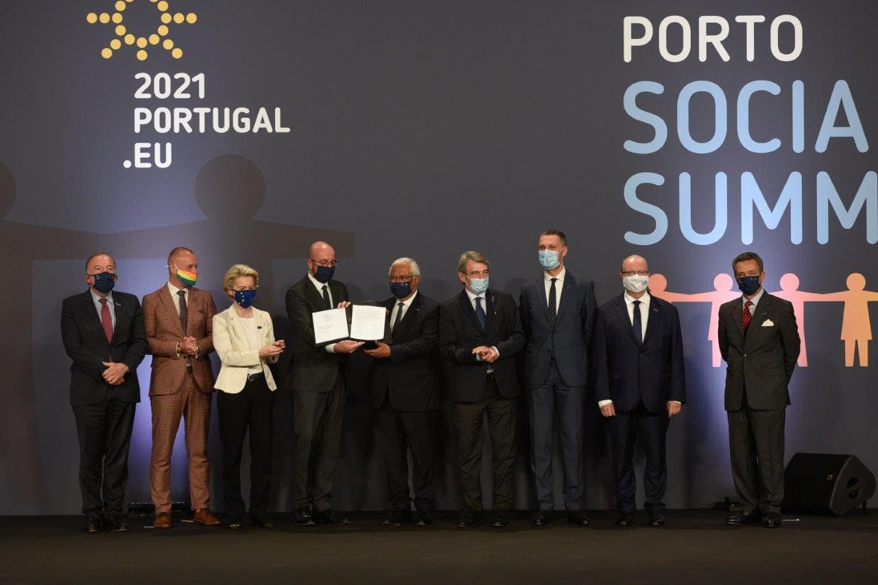 Primeiro-Ministro António Costa com o presidentes das instituições da União Europeia e das confederações sindicais e empresariais após assinatura do Compromisso Social, Porto, 7 maio 2021 (foto: PPEU)