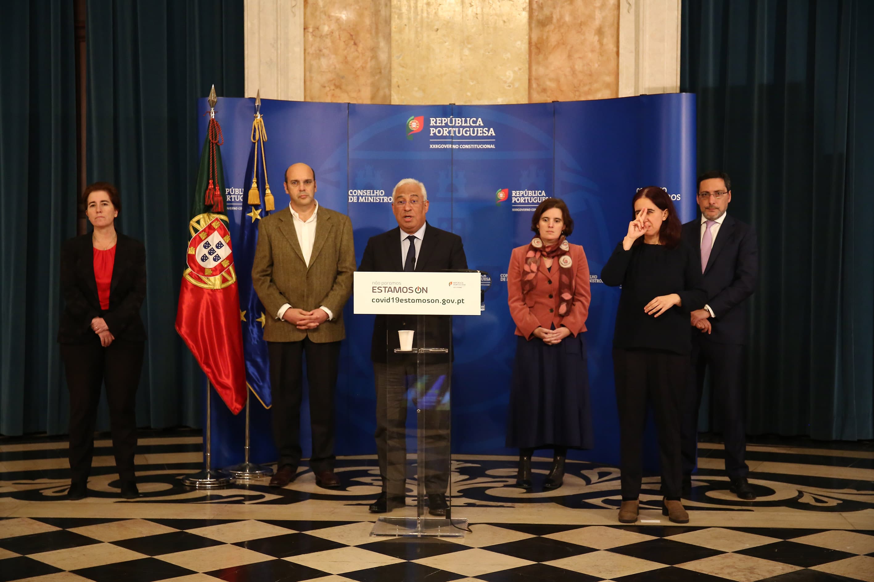 Primeiro-Ministro António Costa com os Ministros Pedro Siza Vieira, Mariana Vieira da Silva, Ana Mendes Godinho, e o Secretário de Estado Mendonça Mendes no final do Conselho de Ministros, 20 março 2020 (Foto: João Bica)