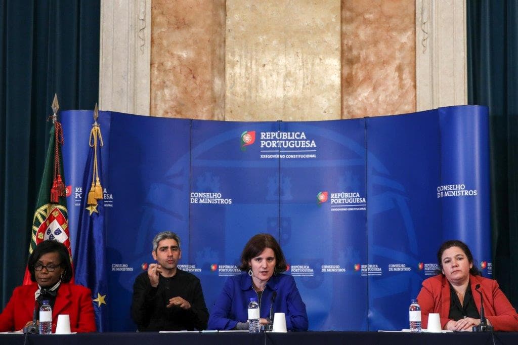 Ministras Mariana Vieira da Silva, Francisca Van Dunem e Alexandra Leitão na conferência de imprensa do Conselho de Ministros, Lisboa 23 abril 2020 (foto: Manuel de Almeida/Lusa)