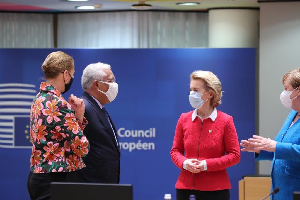 Primeiro-Ministro António Costa com a Presidente da Comissão Europeia, Ursula non der Leyen, a Chanceler alemã, Angela Merkel, e a Primeira-Ministra da Dinamarca, Mette Frederiksen, no Conselho Europeu, Bruxelas, 20 julho 2020 (Foto União Europeia)