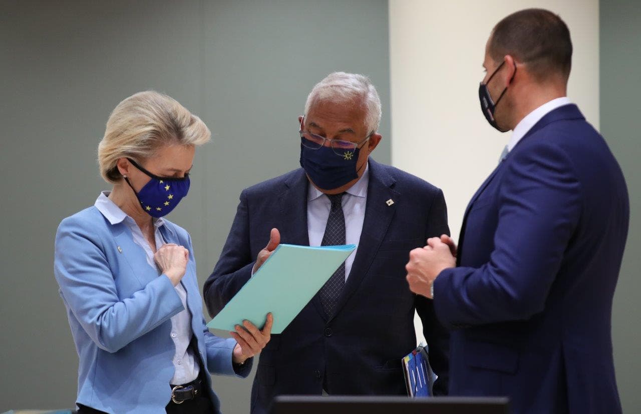 Primeiro-Ministro António Costa com a Presidente da Comissão Europeia, Ursula von der Leyen, e o Primeiro-Ministro maltês, Robert Abela, no Conselho Europeu, Bruxelas, 25 maio 2021 (foto: UE)