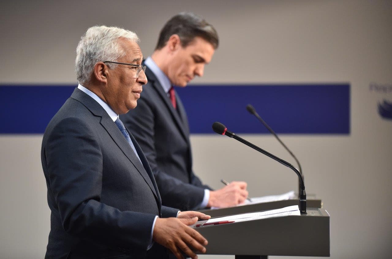 Primeiro-Ministro António Costa e Presidente do Governo de Espanha, Pedro Sanchez, em conferência de imprensa conjunta no final do Conselho Europeu, Bruxelas, 25 março 2022 (foto: UE)